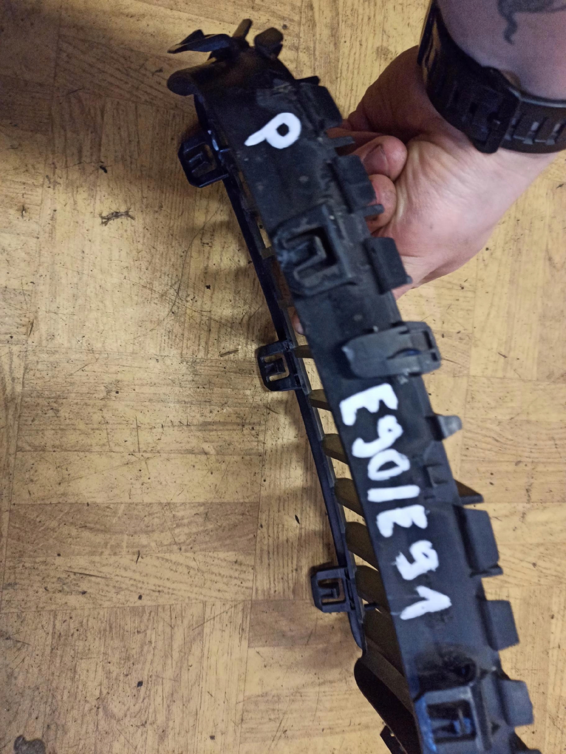 bubreg maska desna BMW E90 E91 7120008
