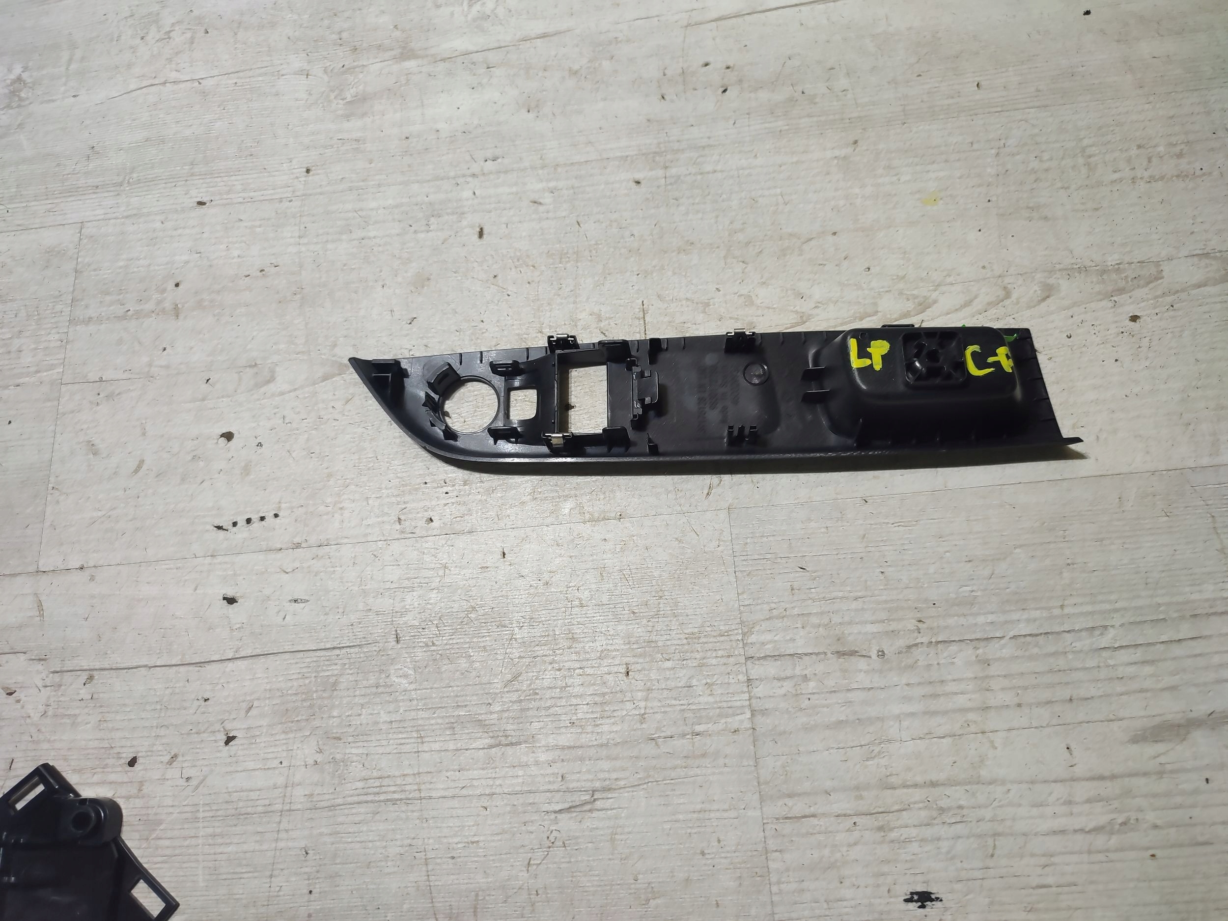 Opel Corsa F 2020 rear part side left frame controls of the window