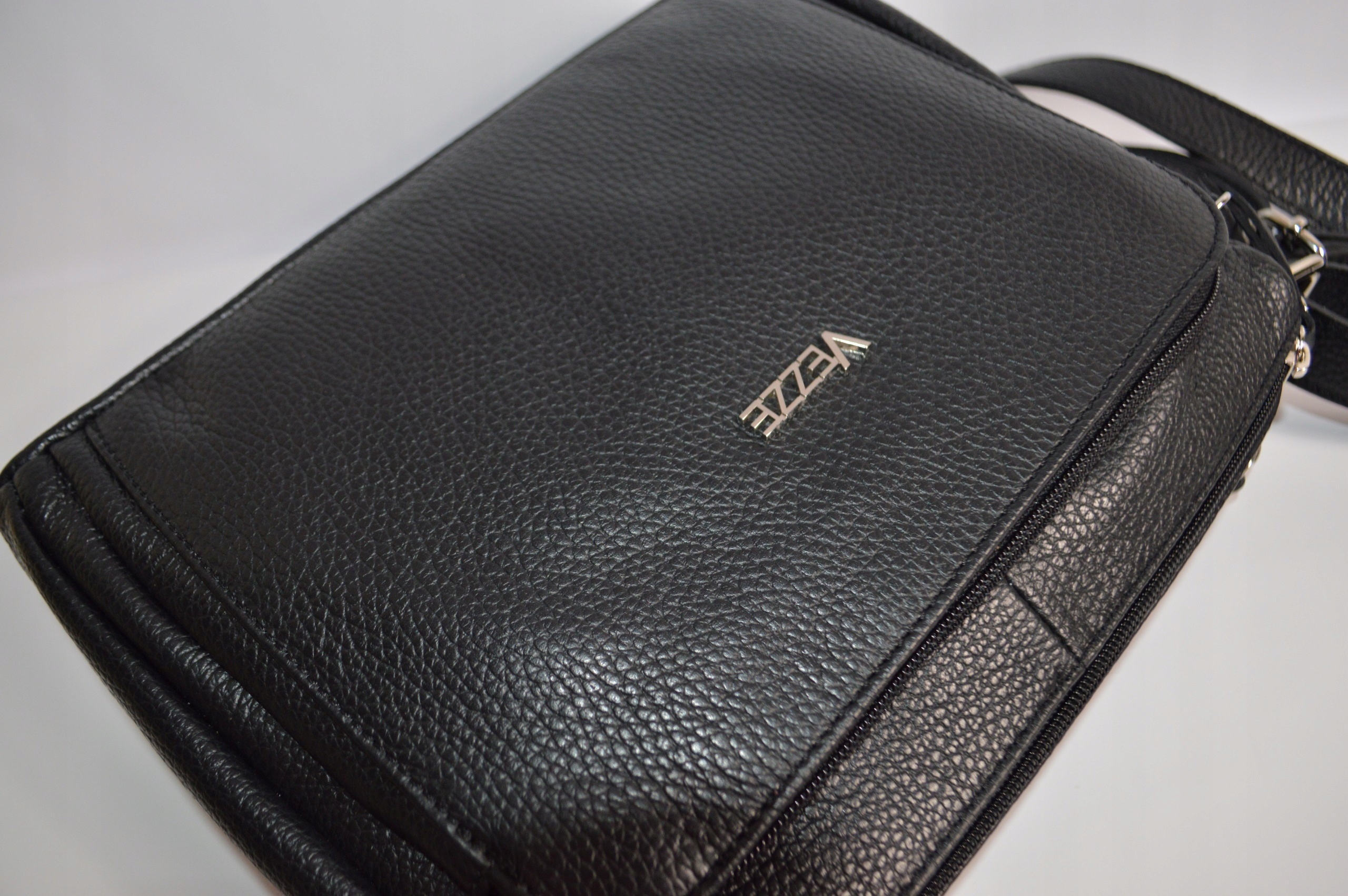 TOREBKA DAMSKA SKÓRA NATURALNA Listonoszka VEZZE Materiał dominujący skóra naturalna