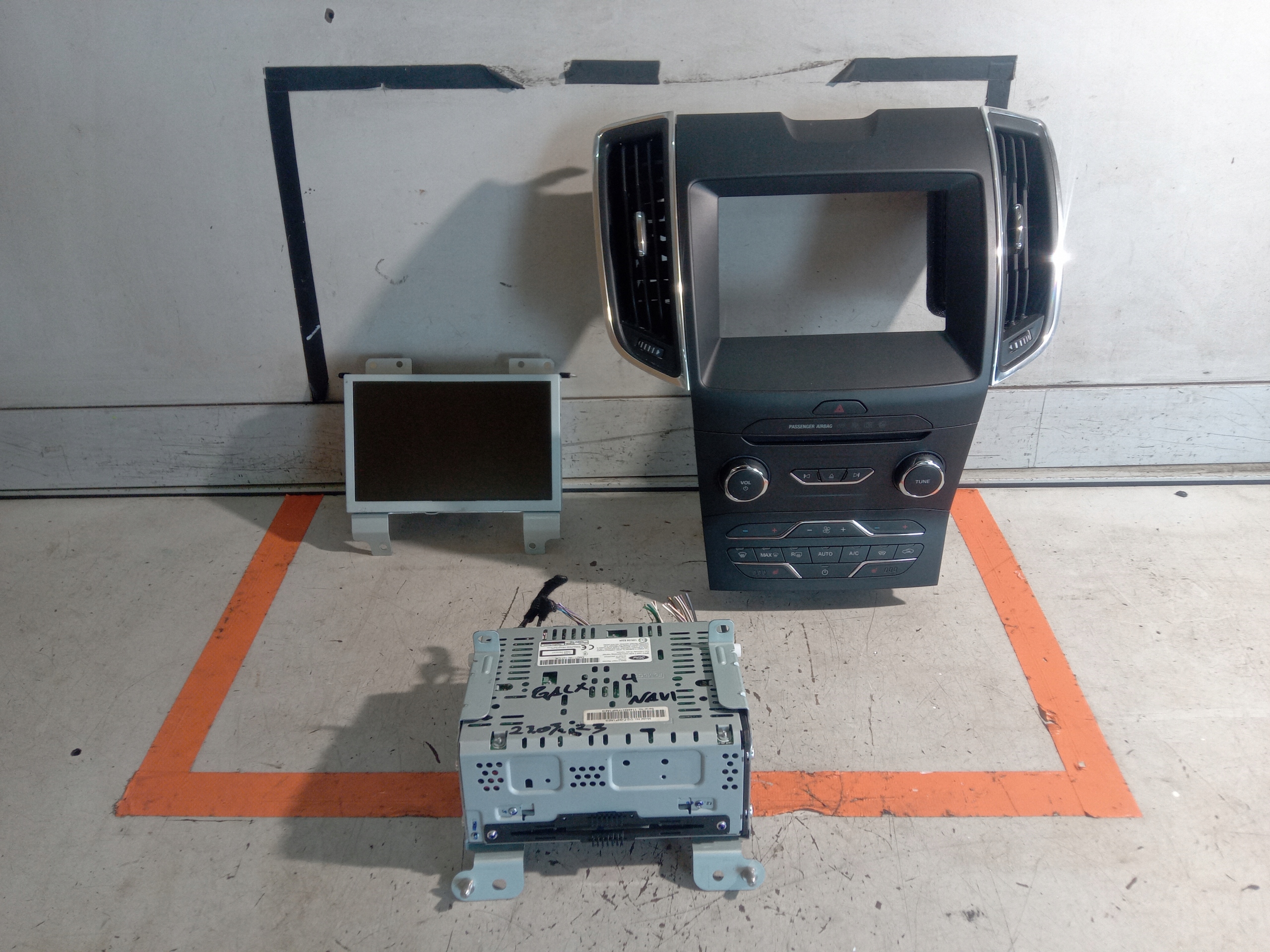 EM2T-19C107-CN LT4T-18E245-AEC - FORD GALAXY MK4 ПАНЕЛЬ РАДИО ДИСПЛЕЙ СИНХРОНИЗАЦИИ