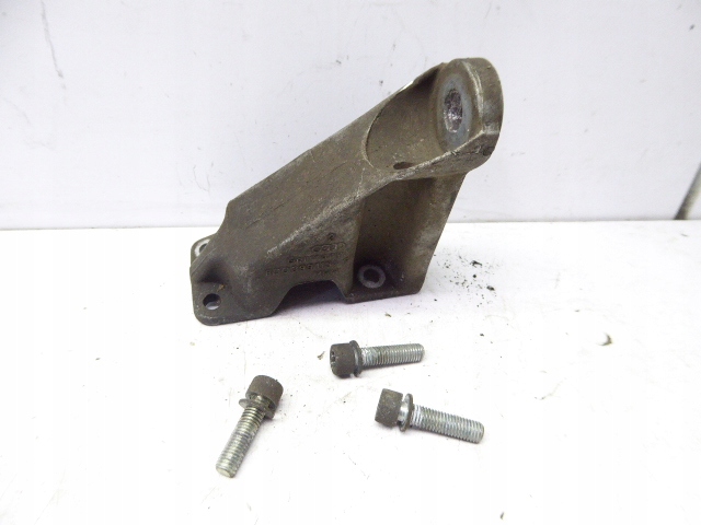 AUDI A4 B5 8D5 97-01 ŁAPA WSPORNIK SKRZYNI BIEGÓW 2.4 V6 ALF