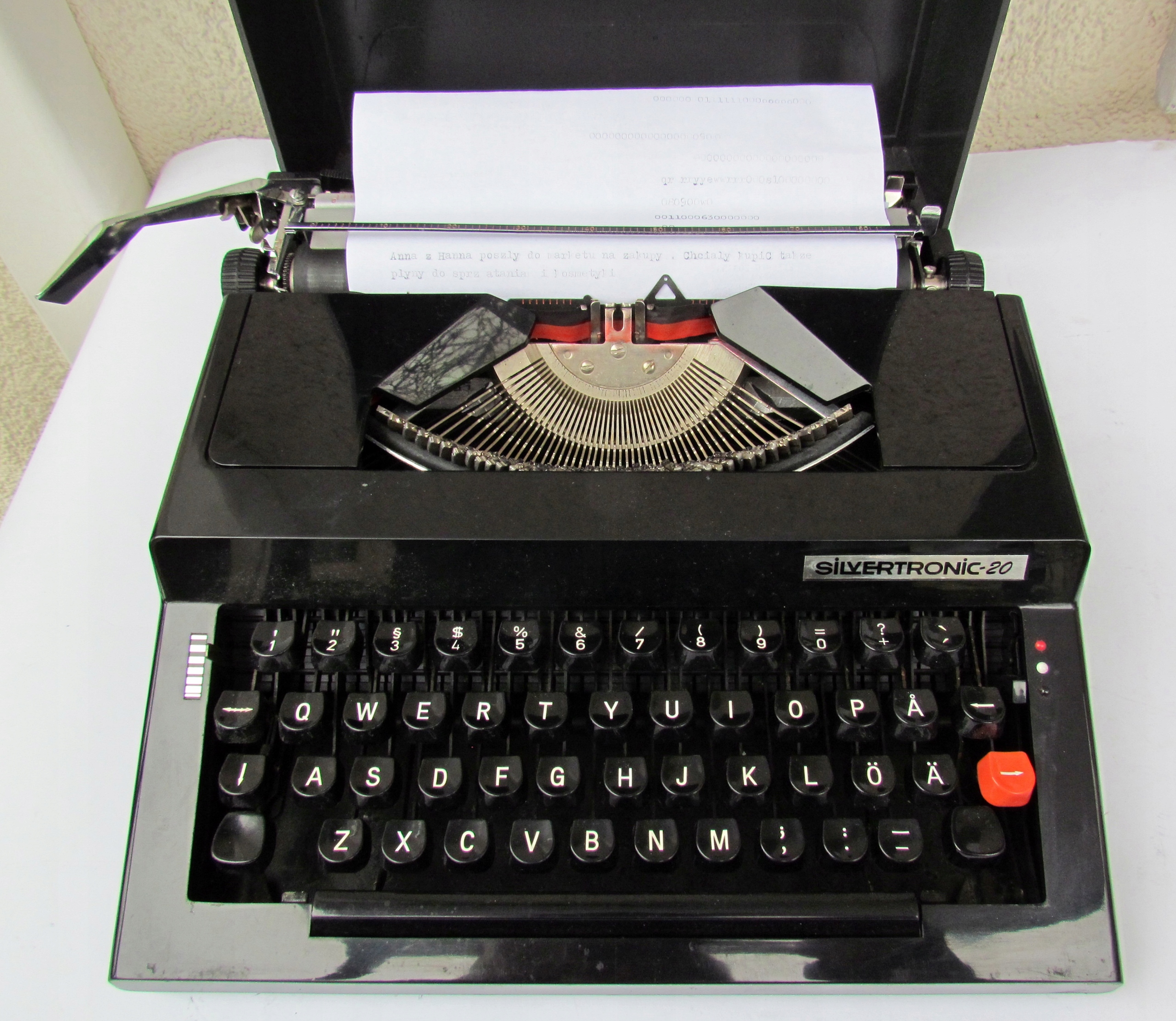 MAŁA NIEMIECKA MASZYNA DO PISANIA SILVERTRONIC-20, PISZĄCA, SPRAWNA