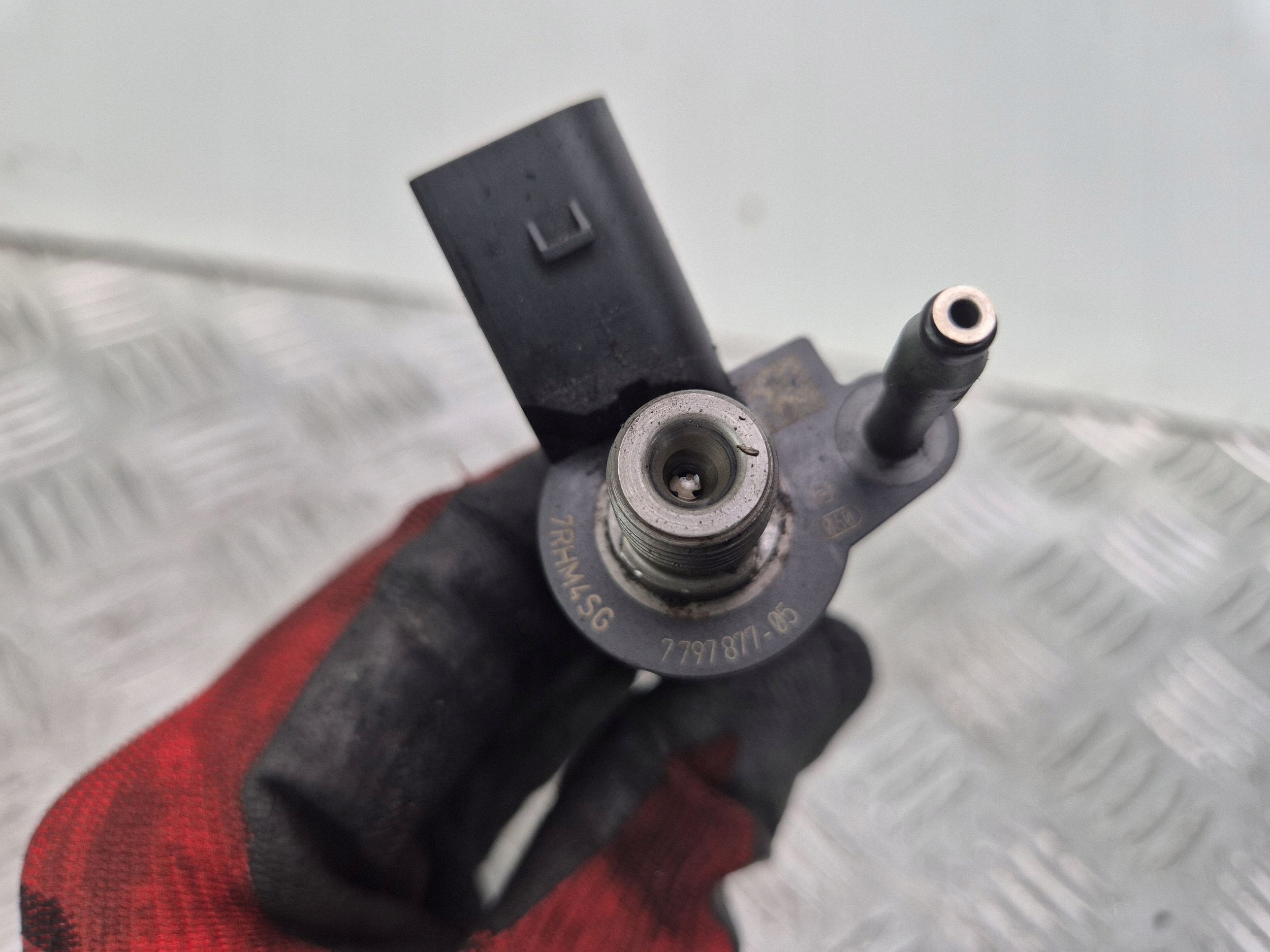 BMW 3 E90 318d injector 7797877 N47D20A