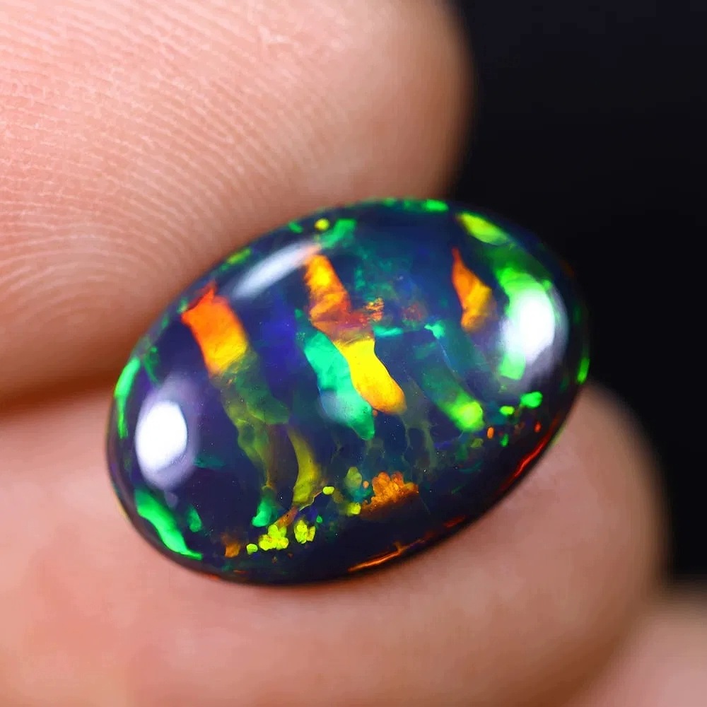 Přírodní opál Černý 2.54 ct Kabošon Etiopie certifikát Wbd