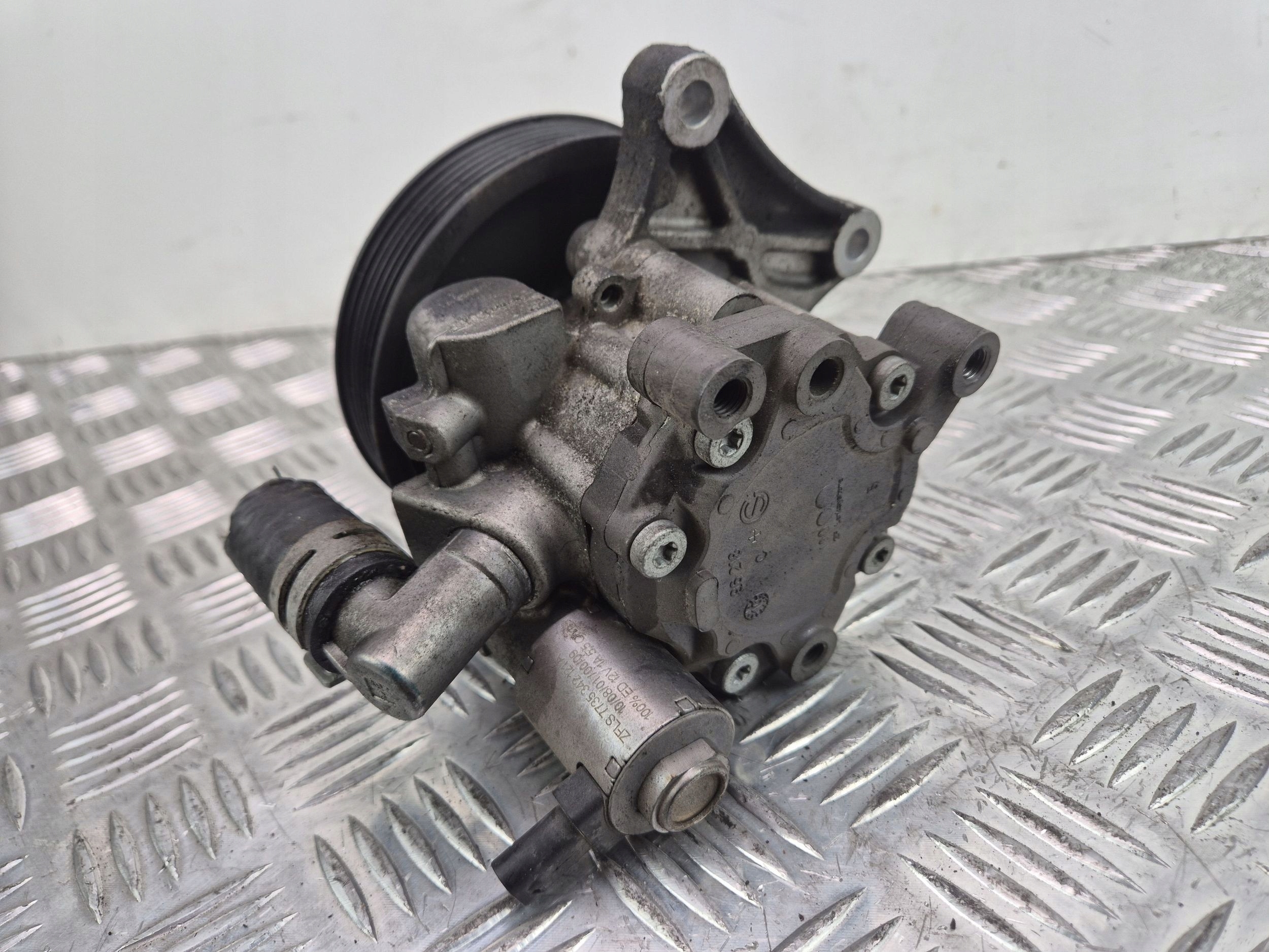 Mercedes C200 CGI W204 servo pump A0064667501 M271860