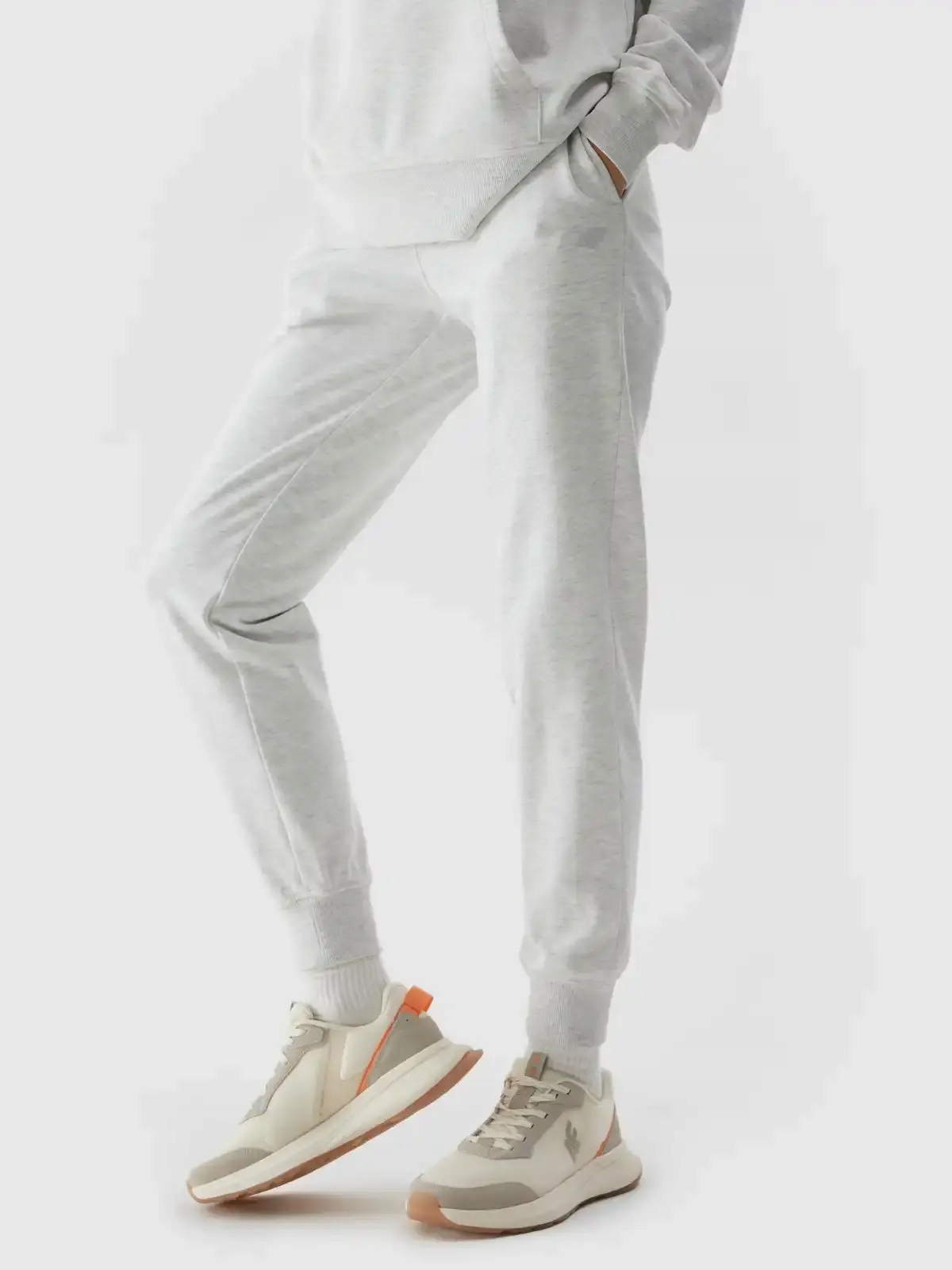 SPODNIE DRESOWE DAMSKIE 4F SPORTOWE DRESY BAWEŁNIANE Z KIESZENIAMI SS24F606 Cechy dodatkowe brak