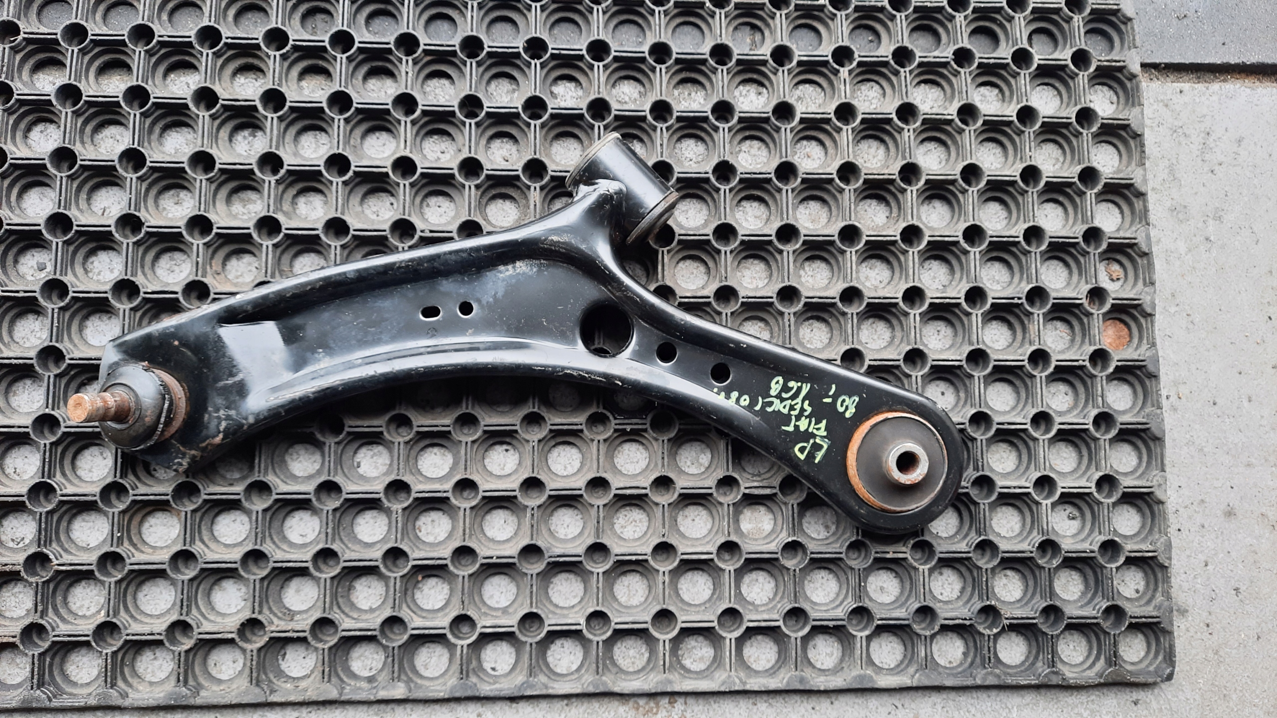 Fiat Sedici 2008 Wahacz przedni lewy