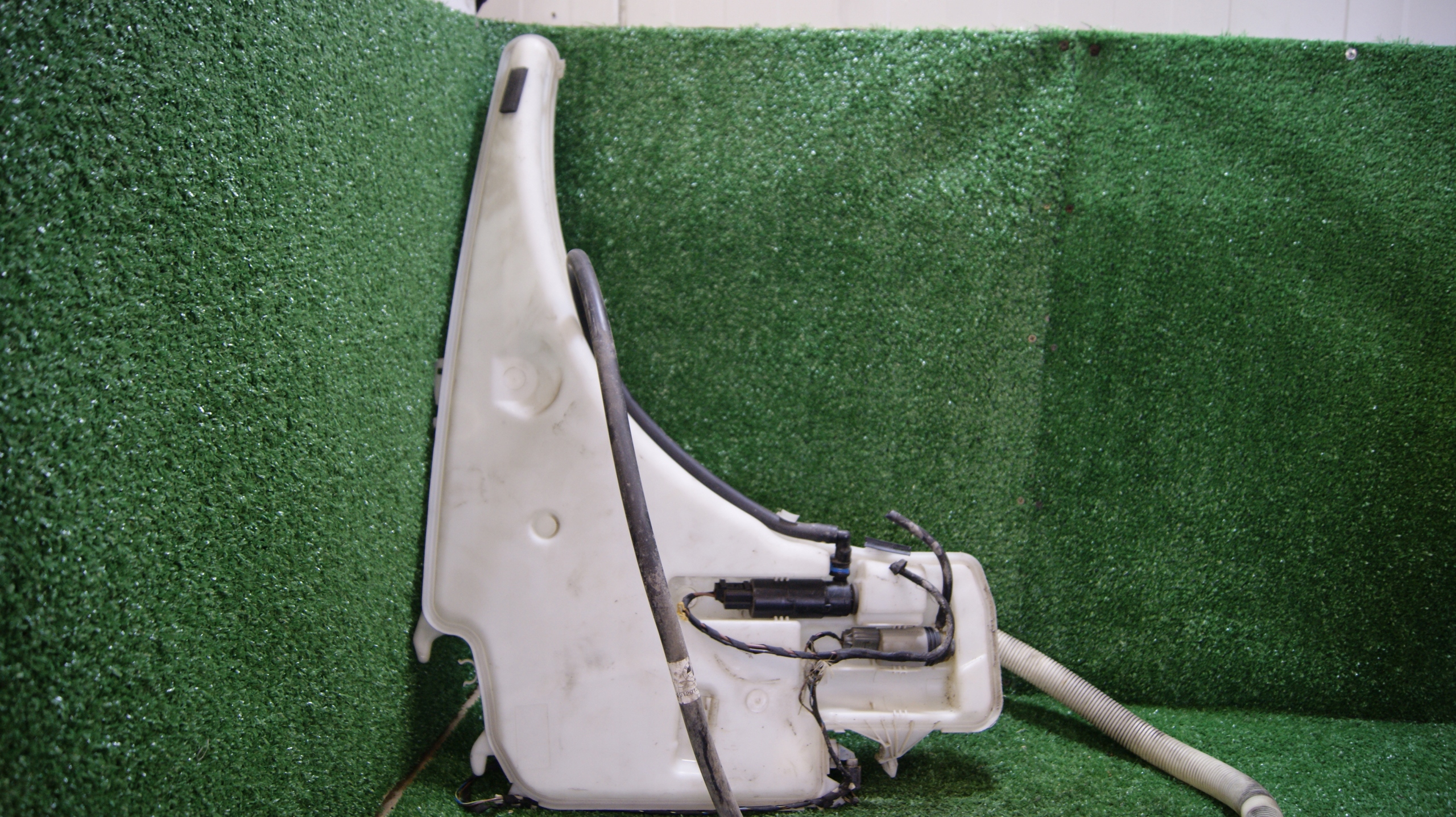 washer fluid tank BMW E88 7229536