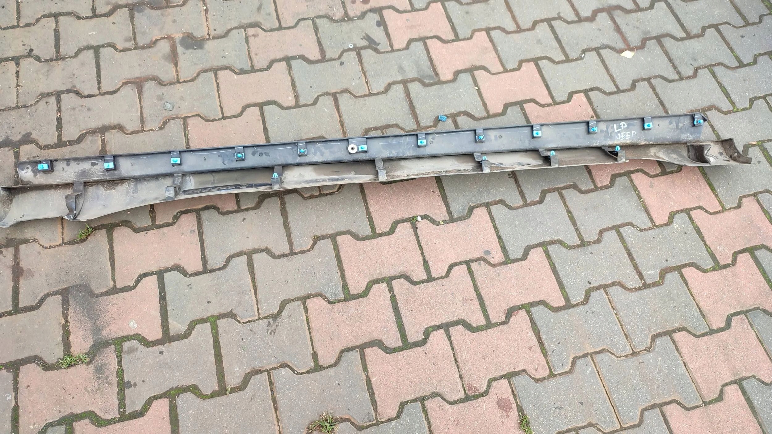 Jeep Cherokee 2015 front side left moulding threshold