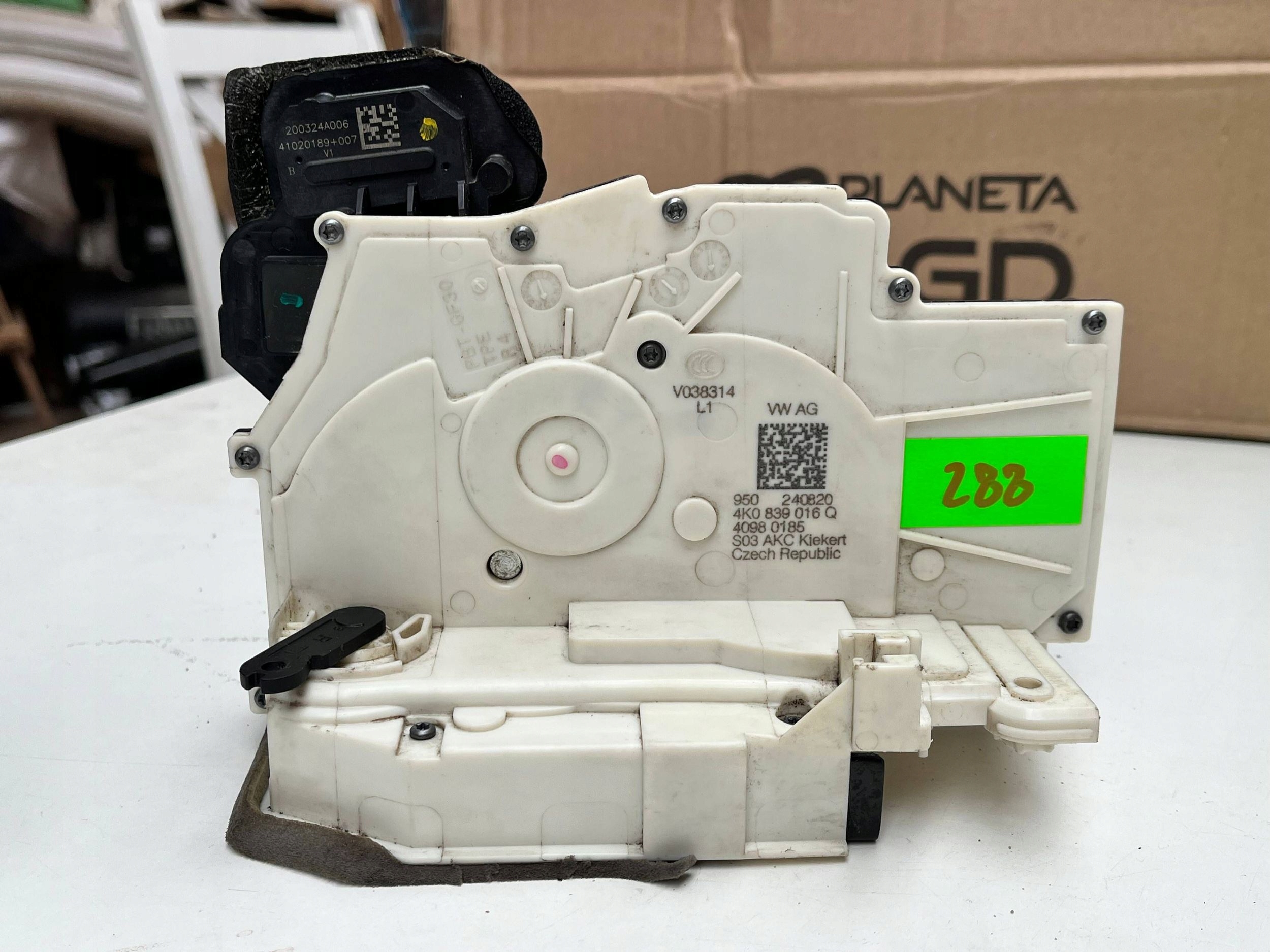 AUDI A6 A7 Q7 Q8 4K0839016Q lock door right !J