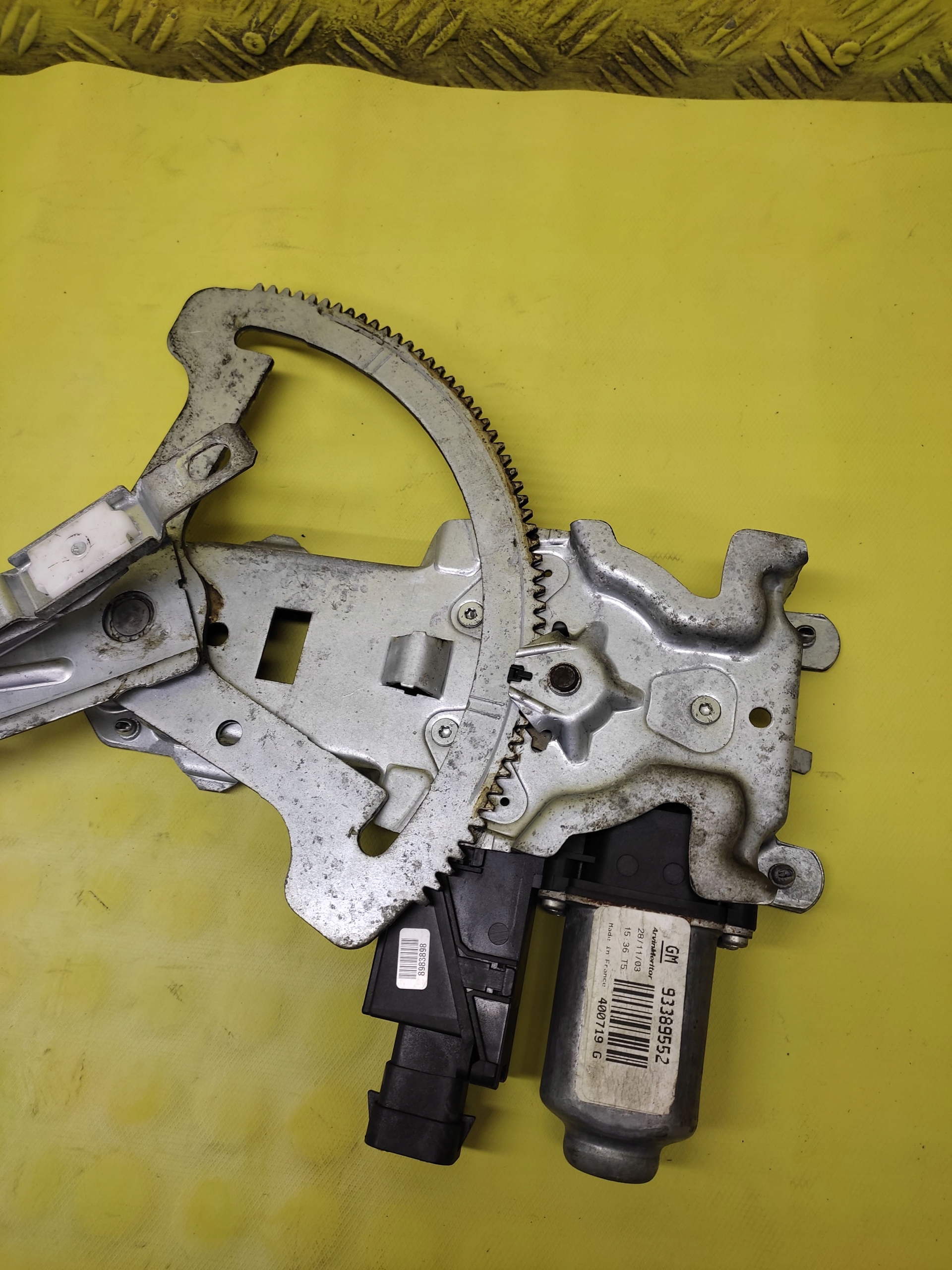 OPEL MERIVA A window regulator right front 93362662