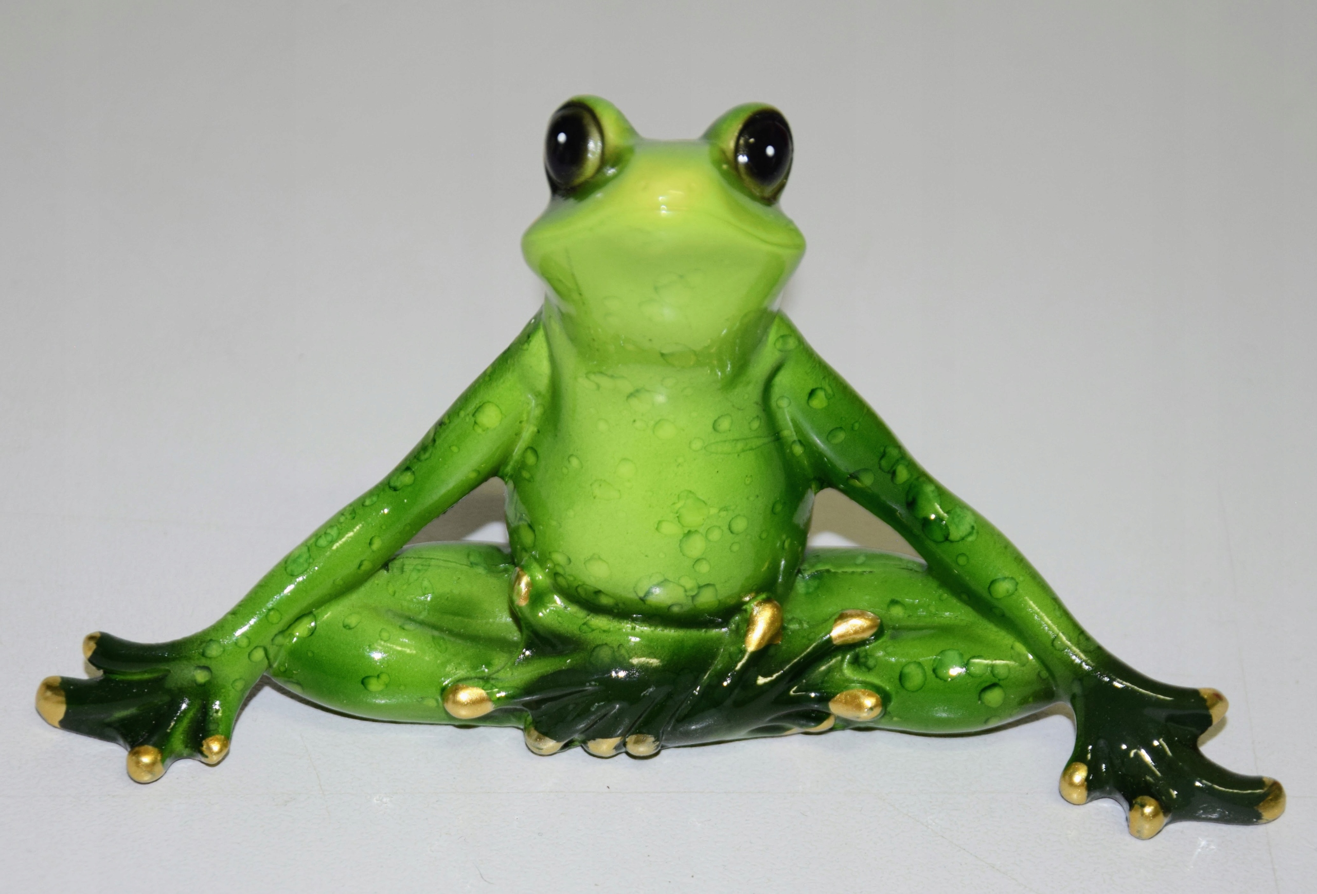 FIGURKA ŻABA Kolor odcienie zieleni