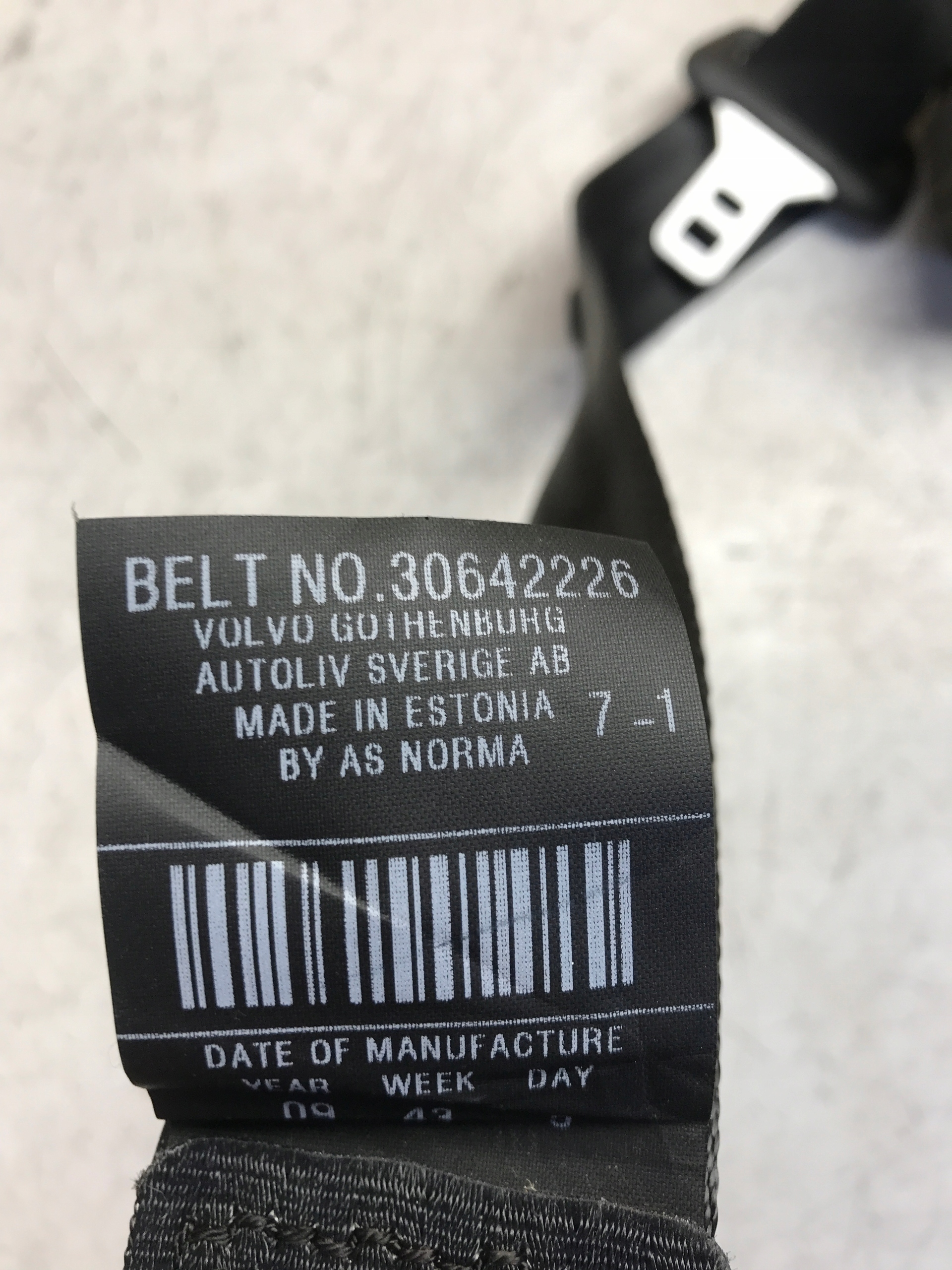 PAS NAPINACZ LEWY TYL VOLVO C30 30642226 Part manufacturer Volvo OE