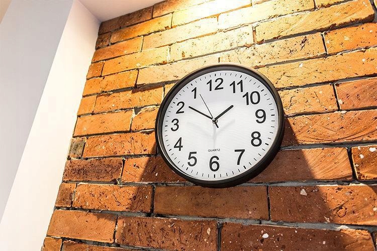 ZEGAR COAFAJĄCY CZAS 30cm w odwrotnym kierunku Kolor biały czarny