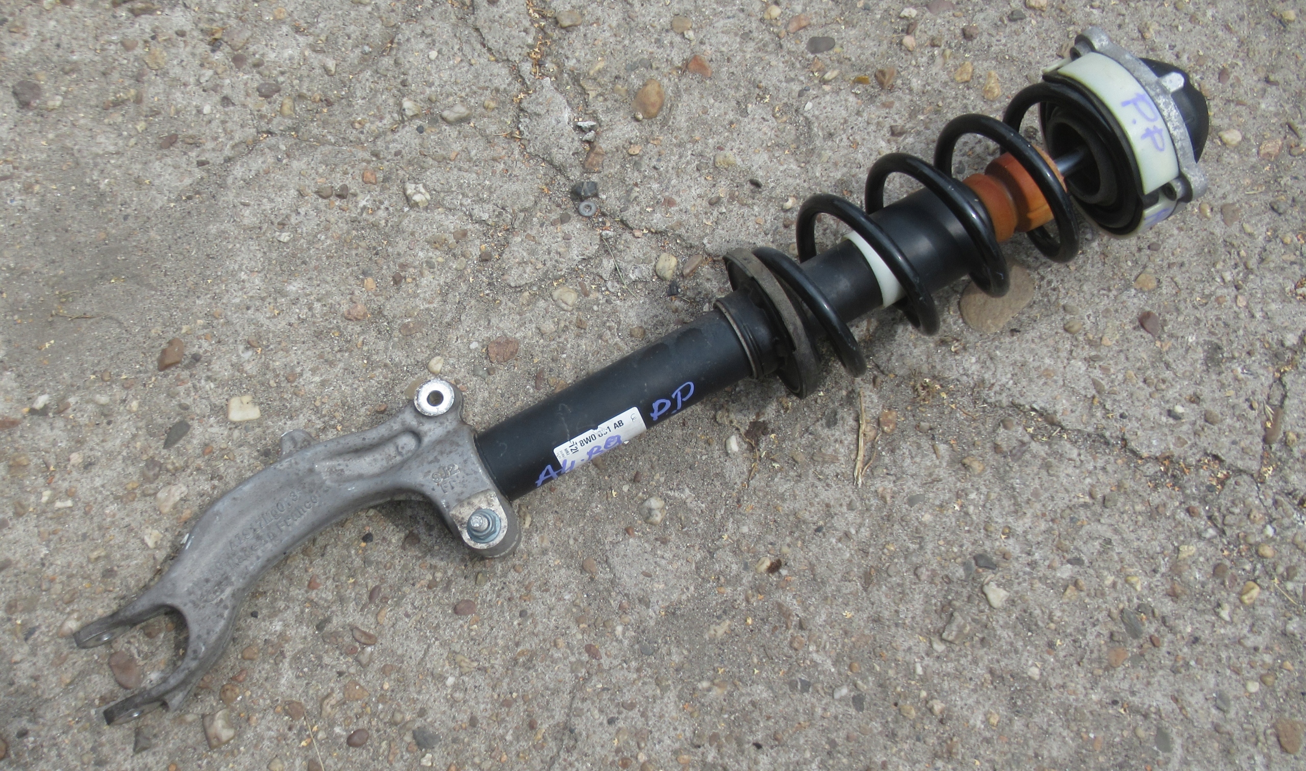 AUDI A4 B9 3.0 TDI 18R McPherson shock absorber right front 8W0031AB