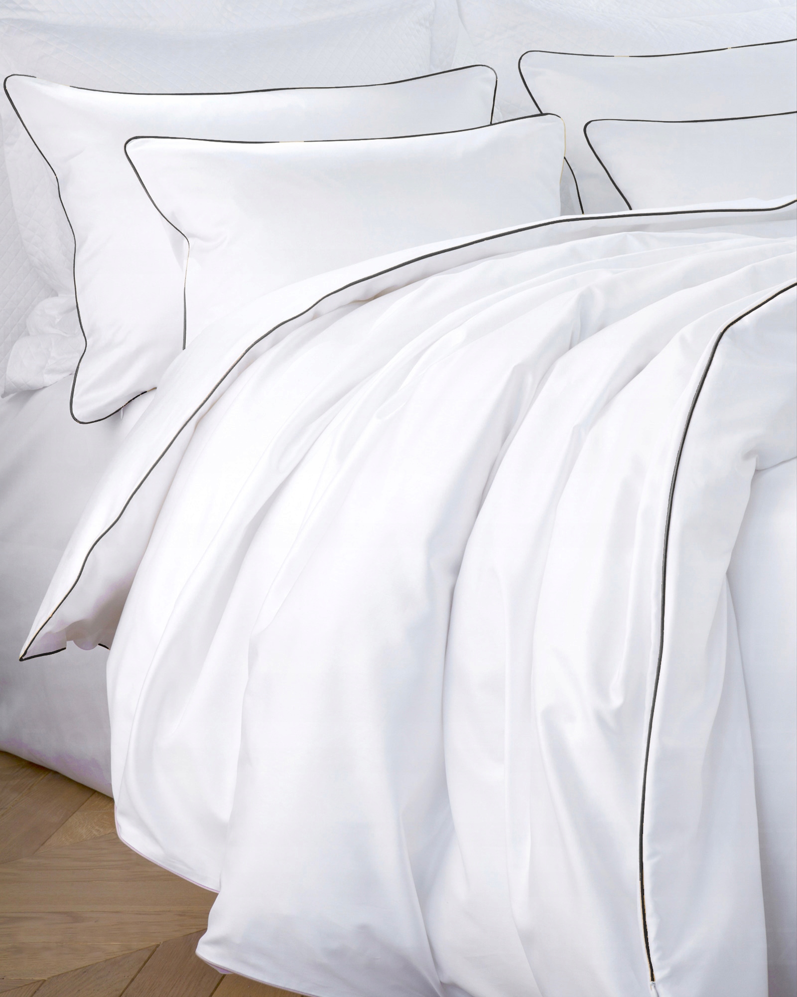 

Pościel Maro Home biała z czarną lamówką 200x220