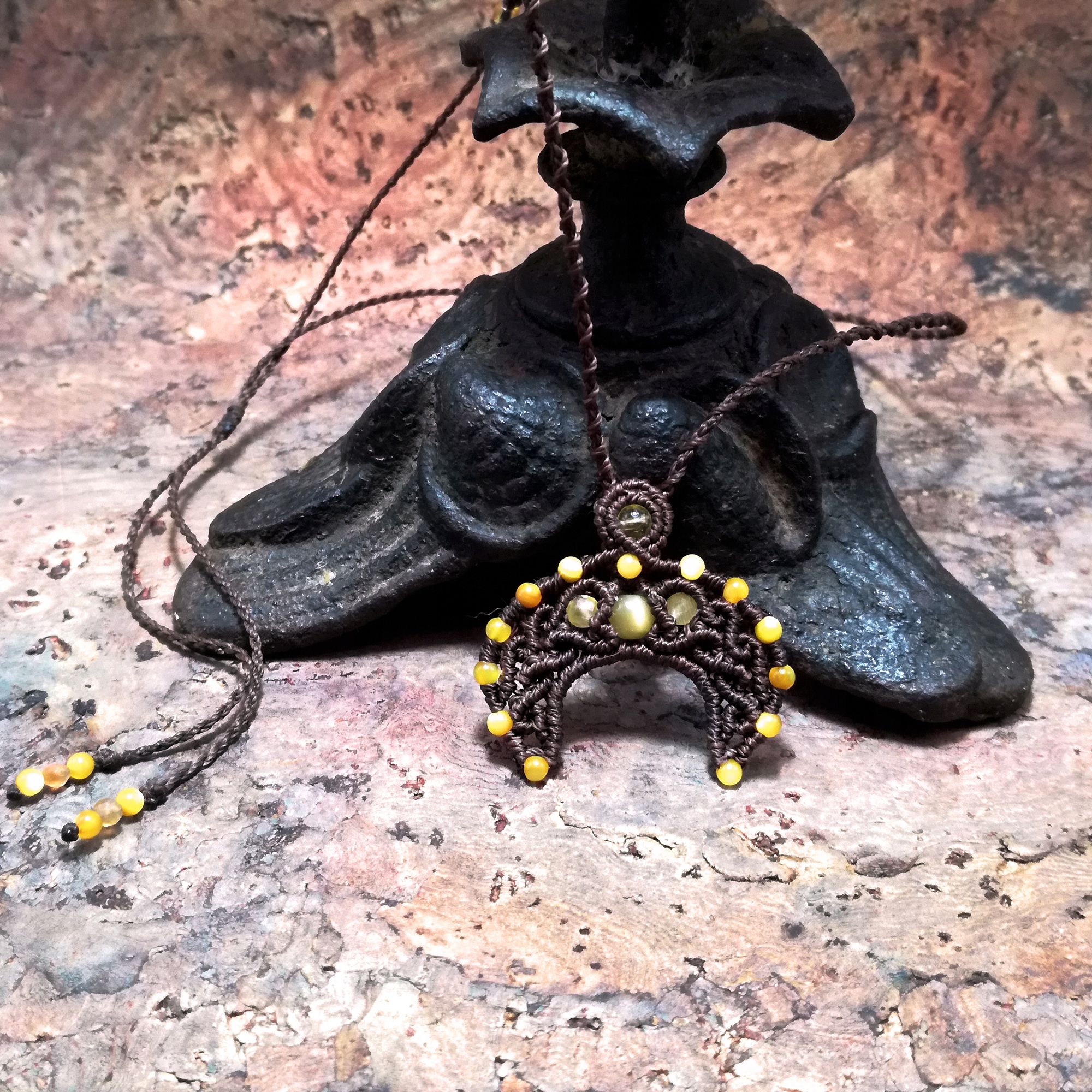 Lunula slovanský měsíc Tygří oko náhrdelník choker mikro makramé