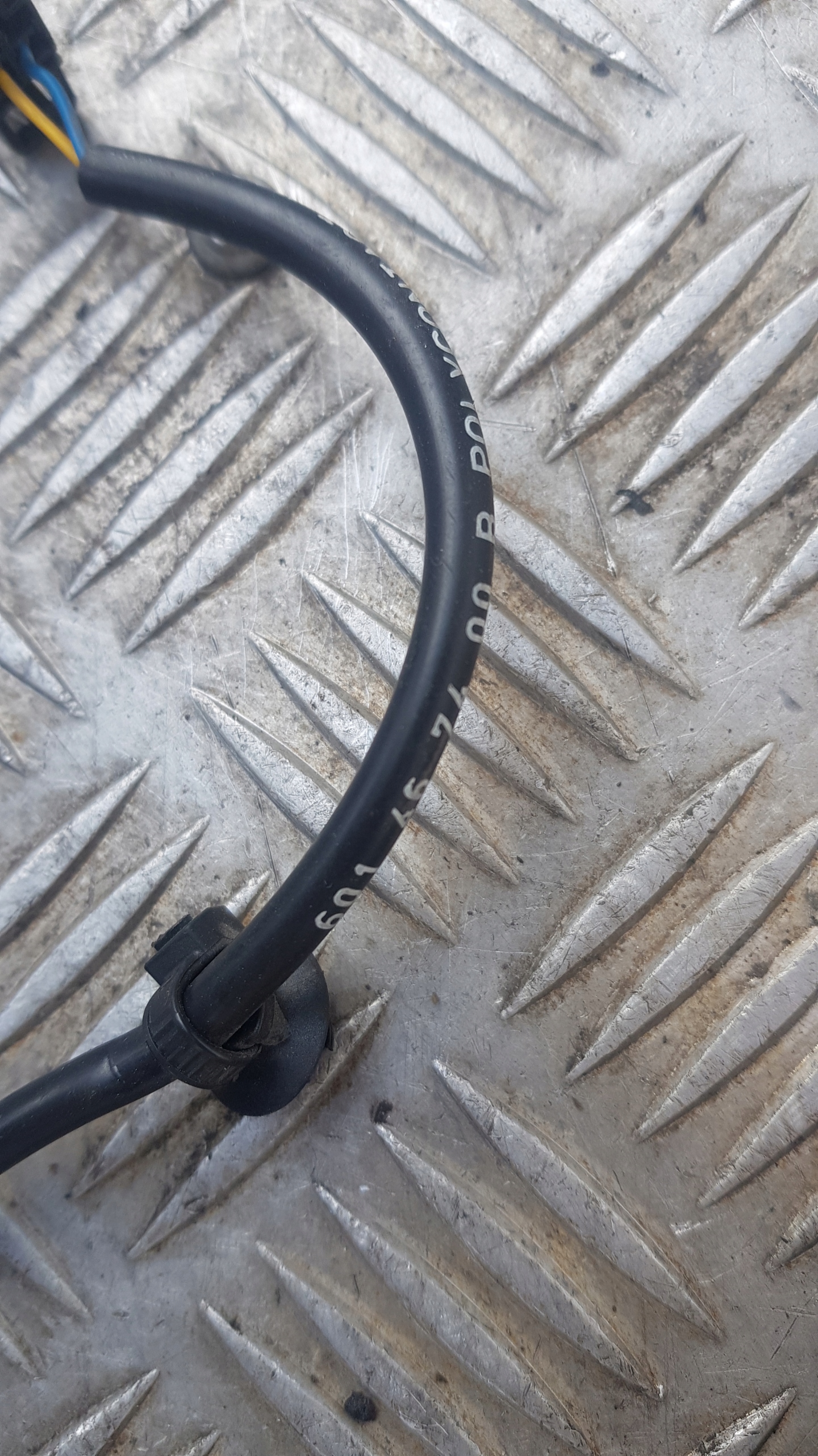 AUDI A8 D3 SPINKA ZAPINKA stěny levá předek 4E0857755