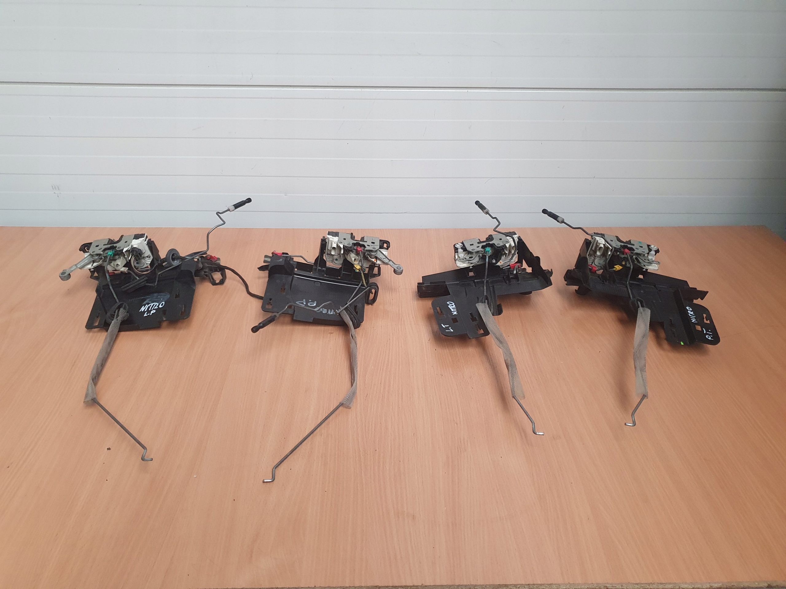 ZAMEK DRZWI PRZÓD TYŁ 4 PIN DODGE NITRO 2.8CRD