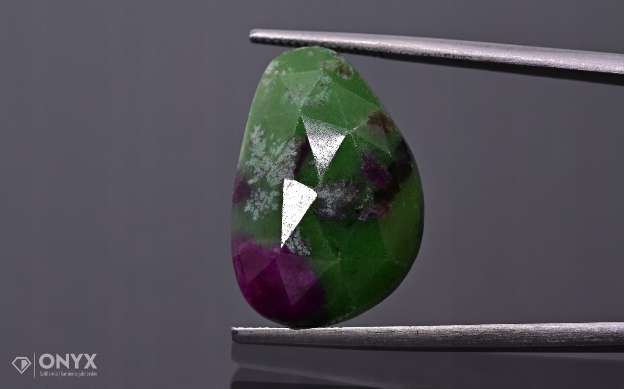 Zoizit s rubínem fasetovaná nepravidelná růžice 20