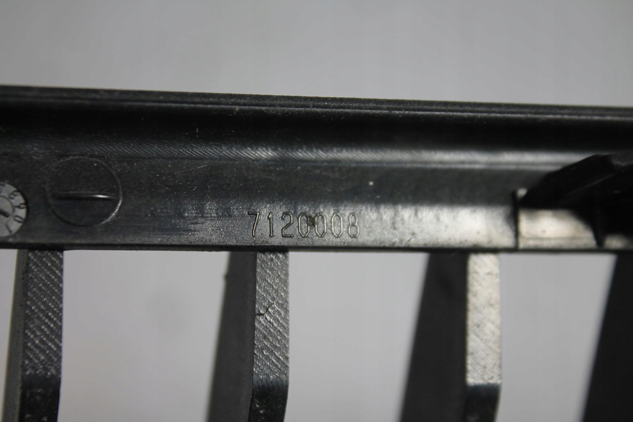 maska bubreg maska desna 7120008 BMW E90 E91 04-08