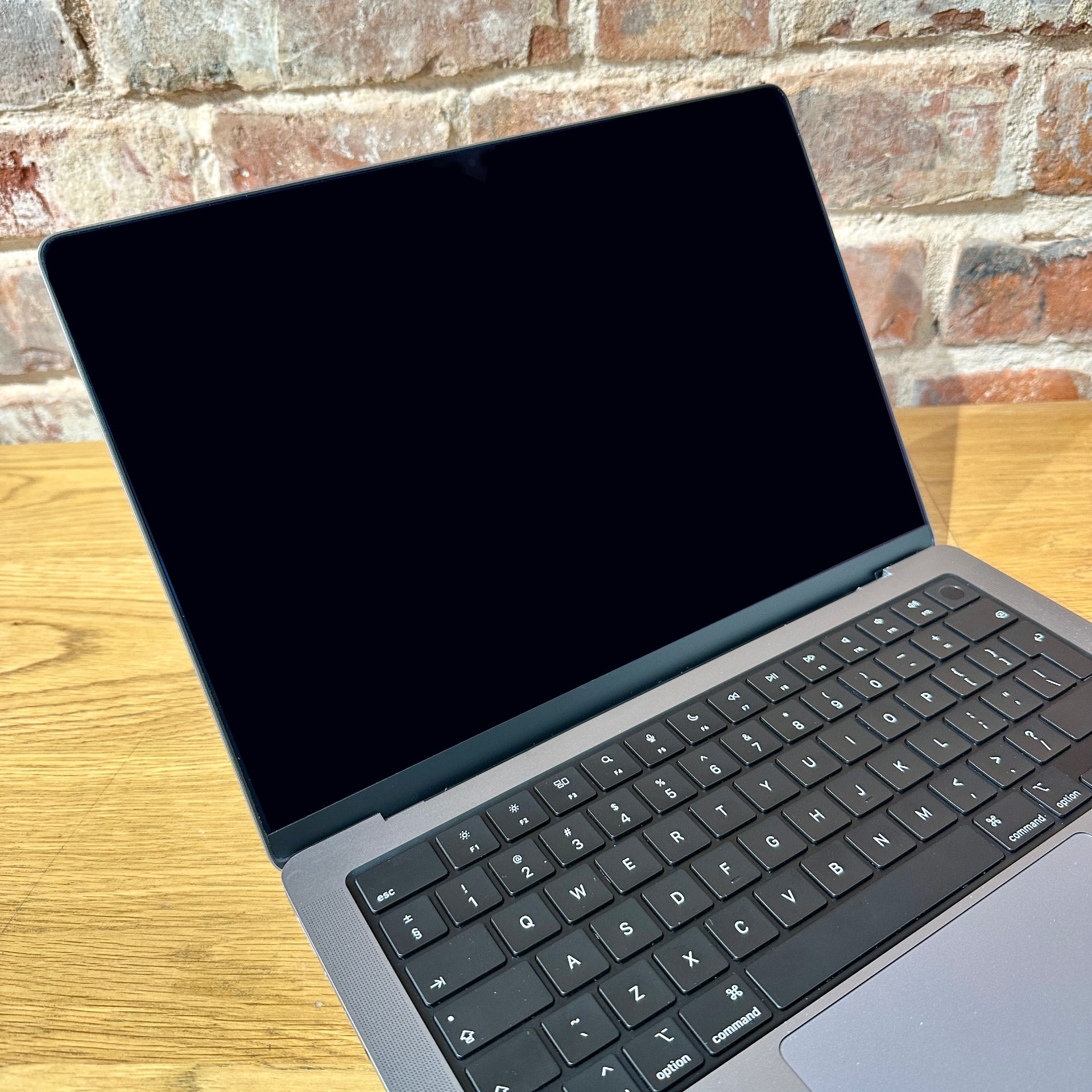 MacBook Pro 2021 14インチ Amazon.co.jp: Apple 2021 MacBook Pro (14インチ, 10コアCPUと16コア