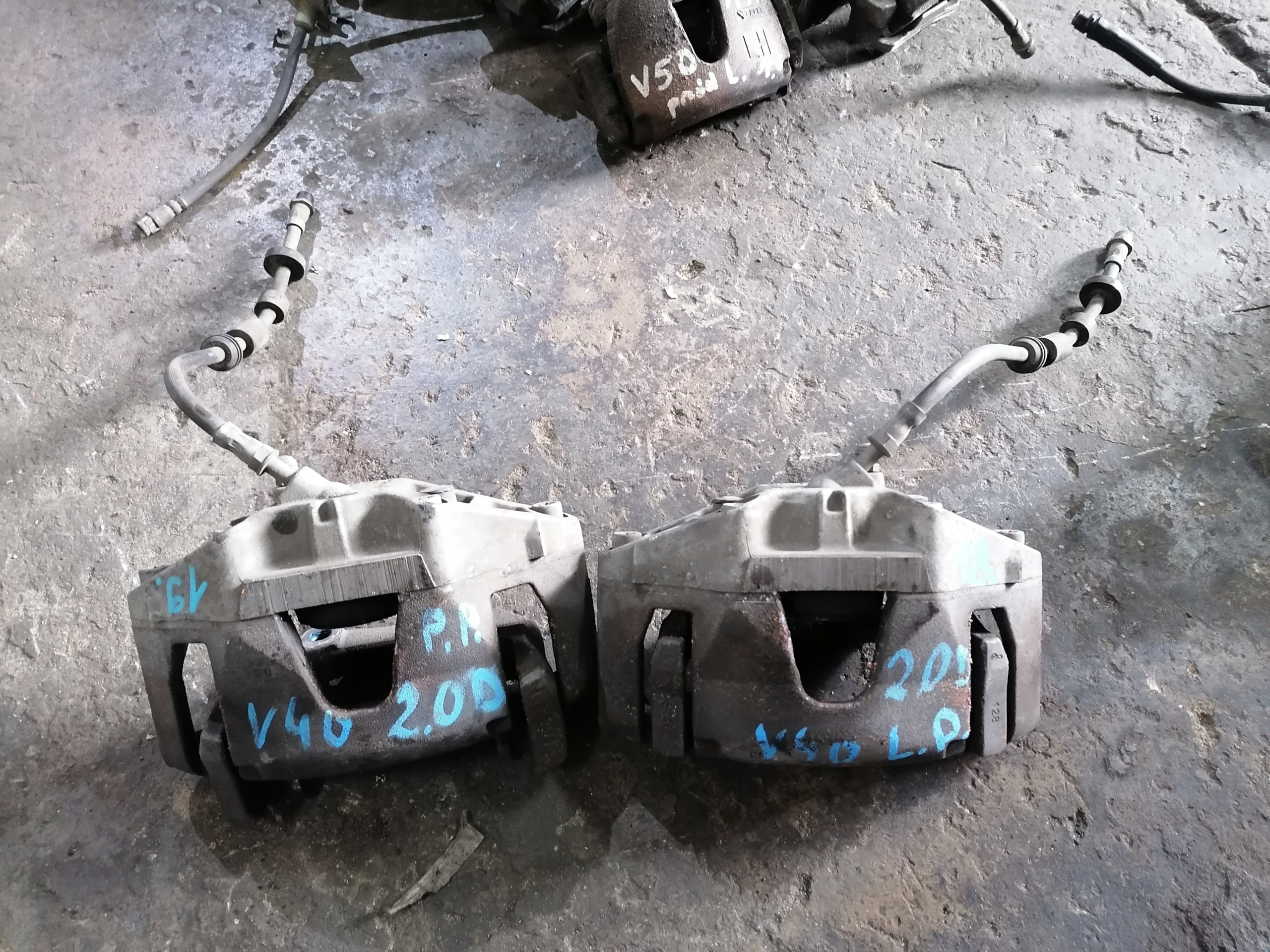 18 VOLVO V40 II 12-зажим передний левый 975