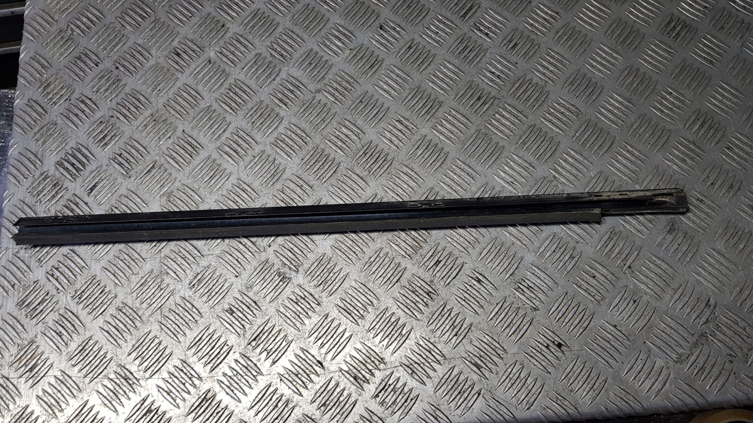 MERCEDES W203 COUPE moulding dust windows left