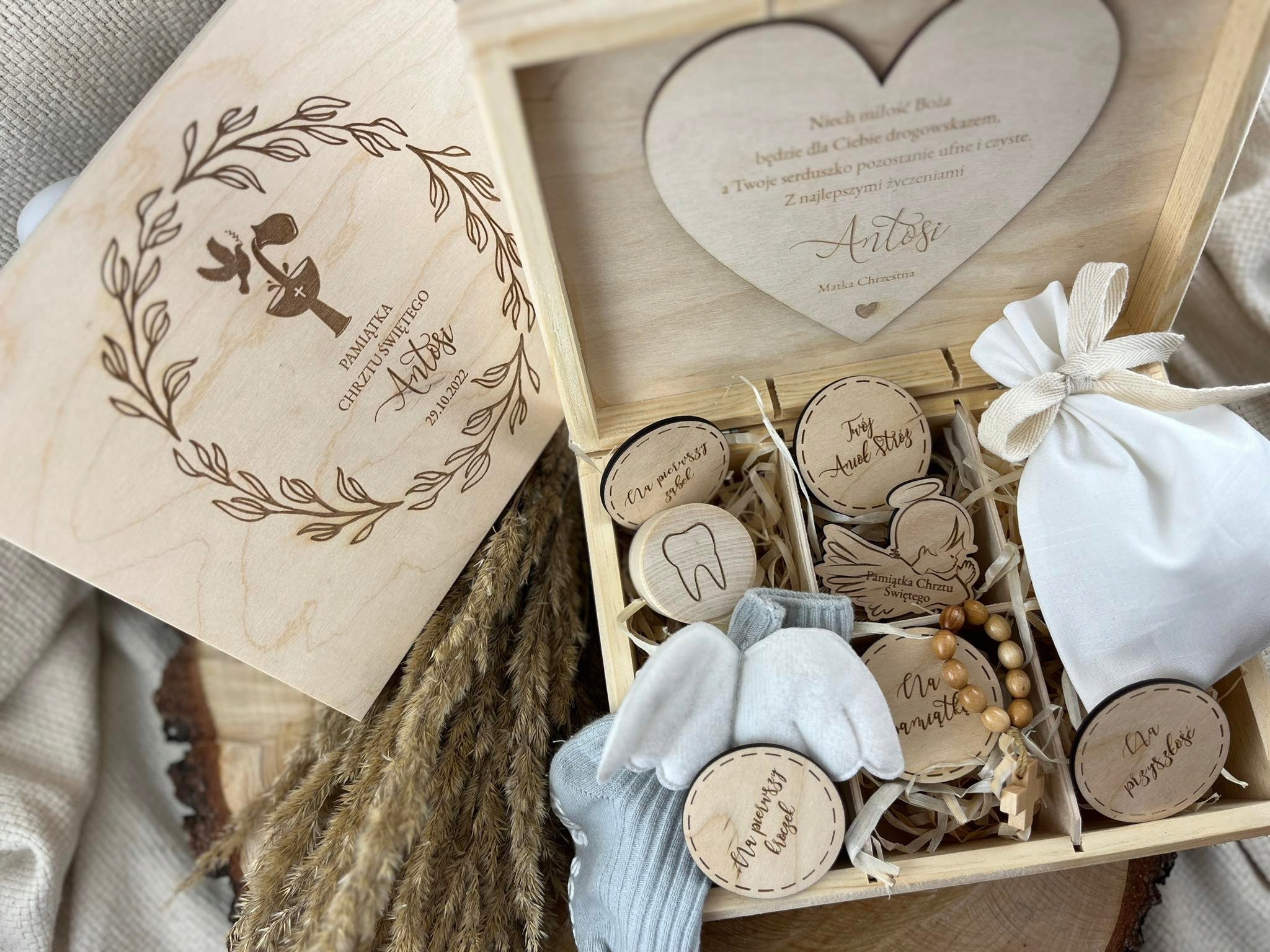 DREWNIANE PUDEŁKO NIEZBĘDNIK PAMIĄTKA CHRZTU ŚWIĘTEGO PREZENT NA CHRZEST Długość 22.5 cm