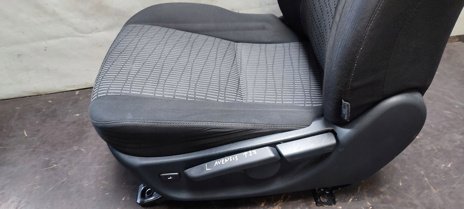 seat front front left driver´s Toyota Avensis T27