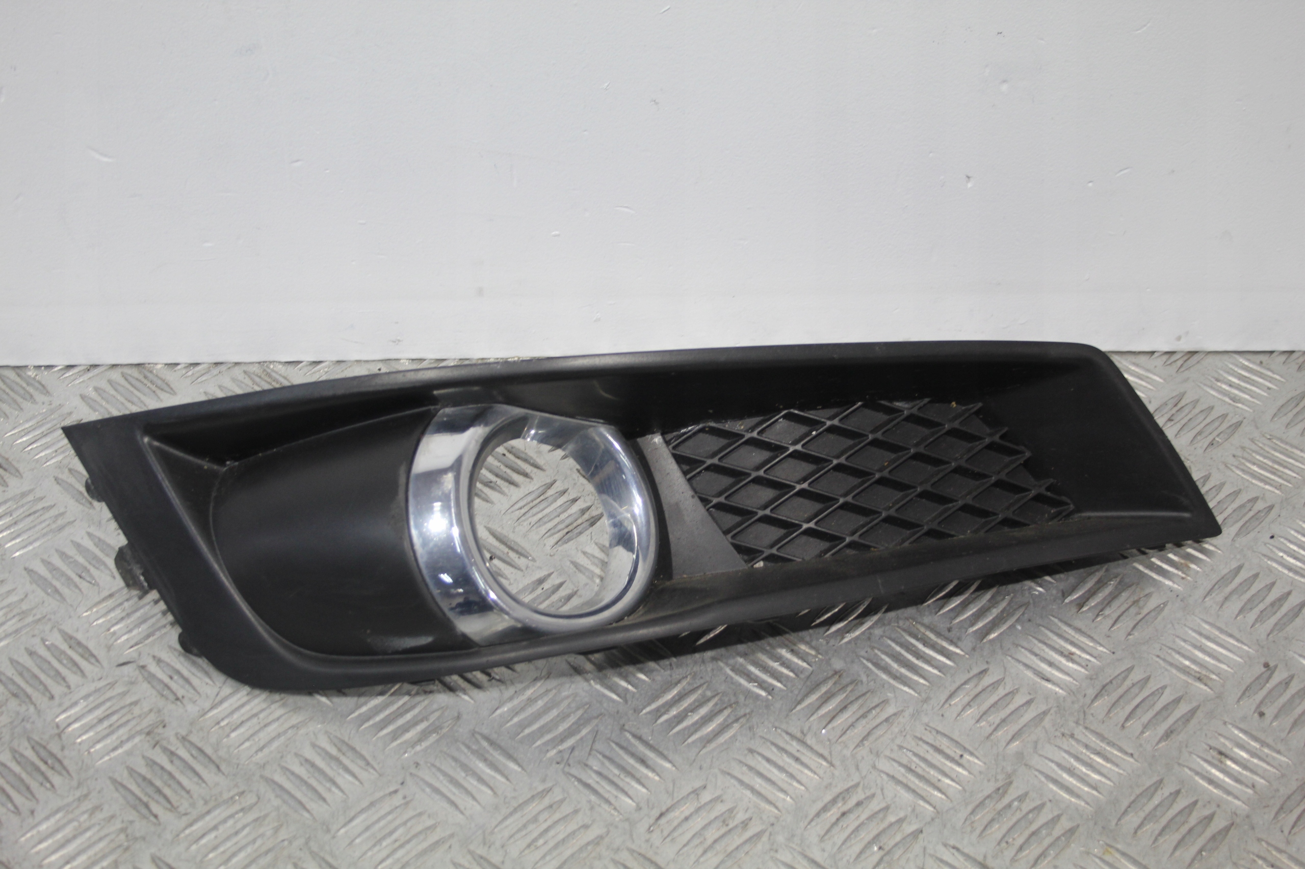 РЕШЕТКА БАМПЕРА ГАЛОГЕННАЯ ПРАВАЯ SUBARU LEGACY V 5