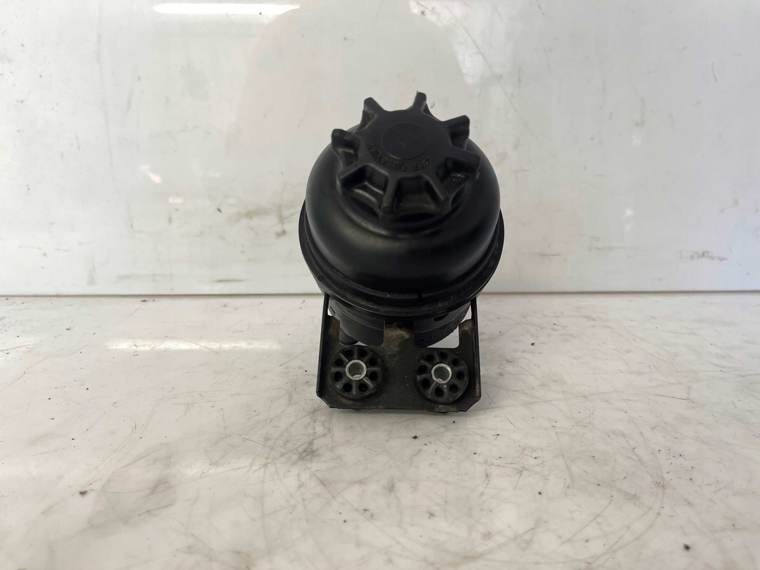 BMW E87 E90 E91 2.0D Servoölbehälter 1097164
