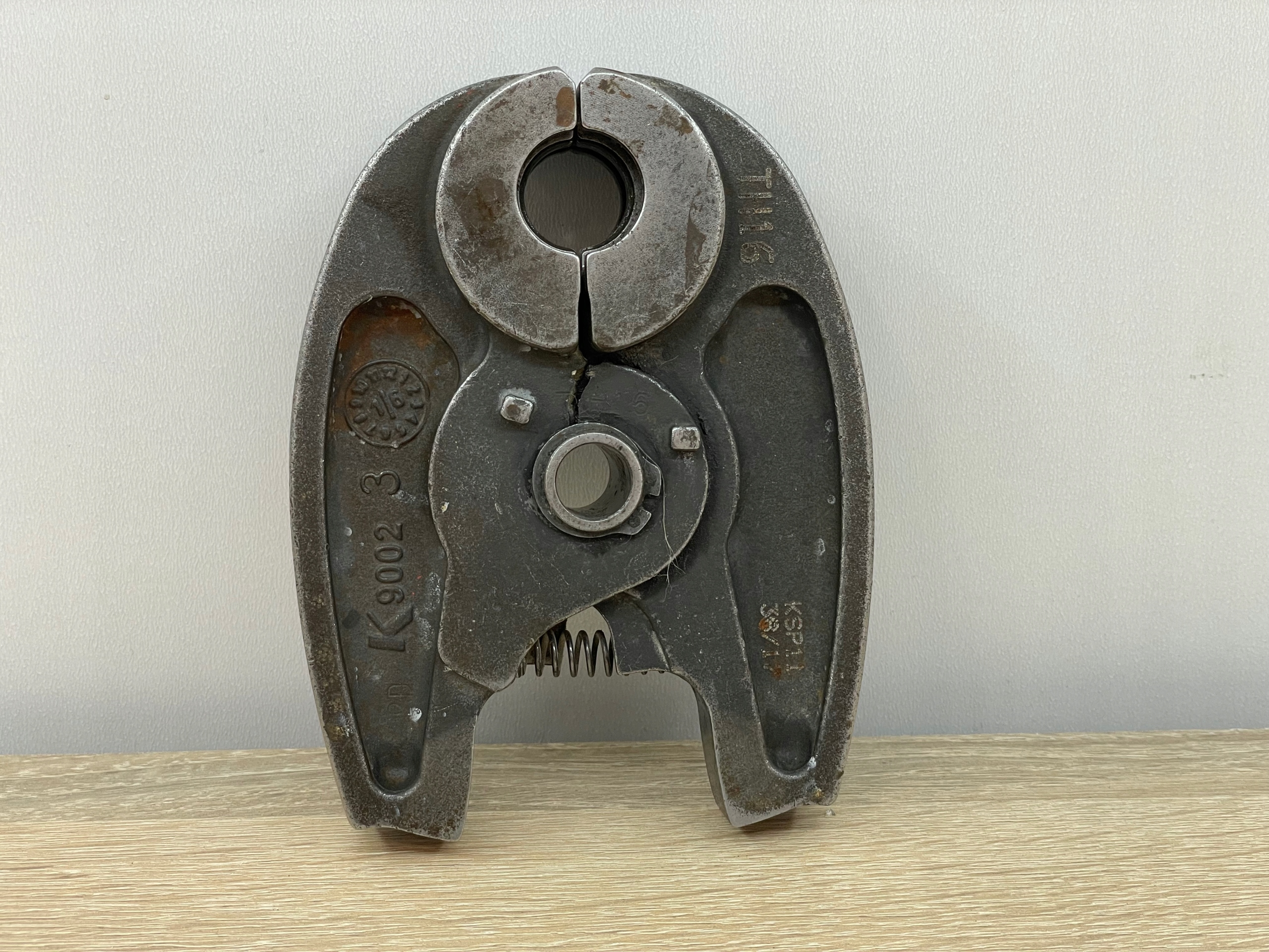 SZCZĘKA ZACISKOWA TH16 EAN (GTIN) 5400326898438