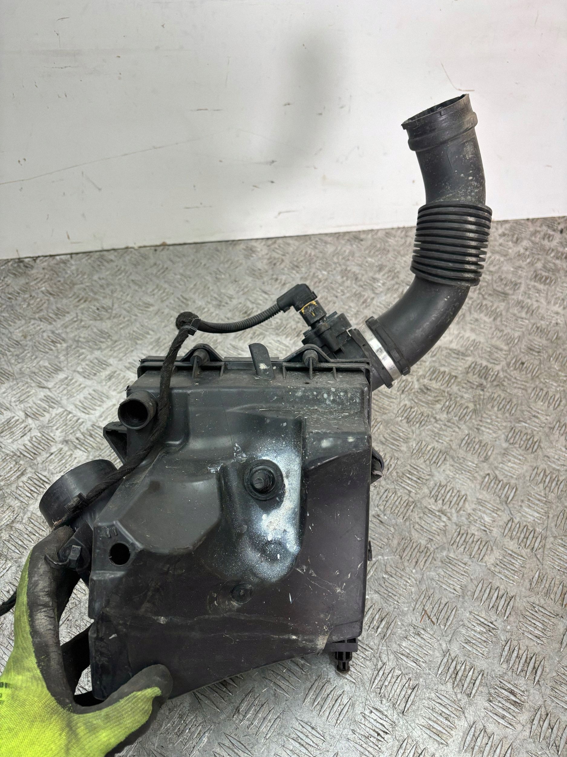 Gehäuse filter luft OPEL MERIVA B 1.4 13340816