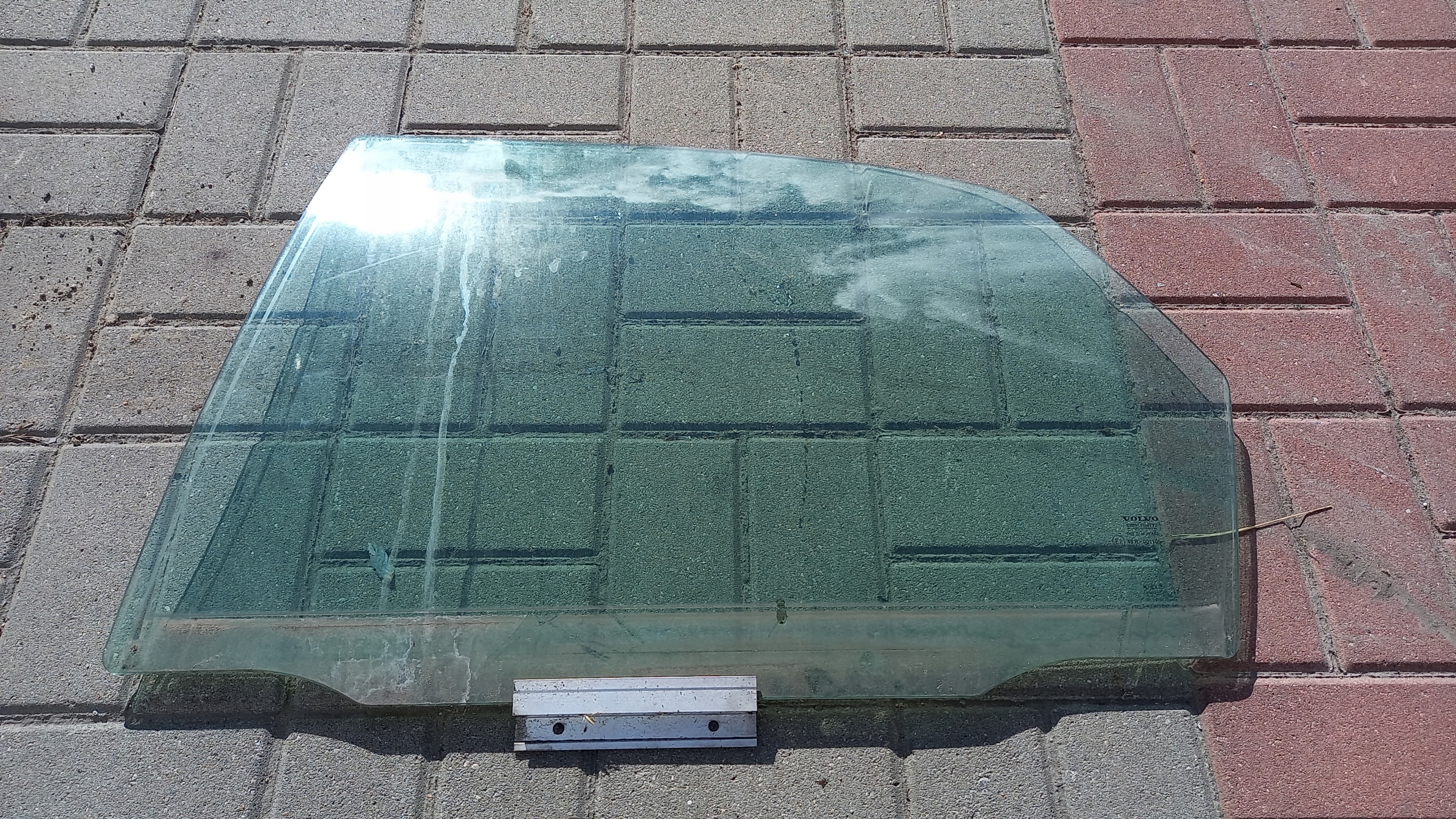 Скло задньої лівої двері VOLVO V50