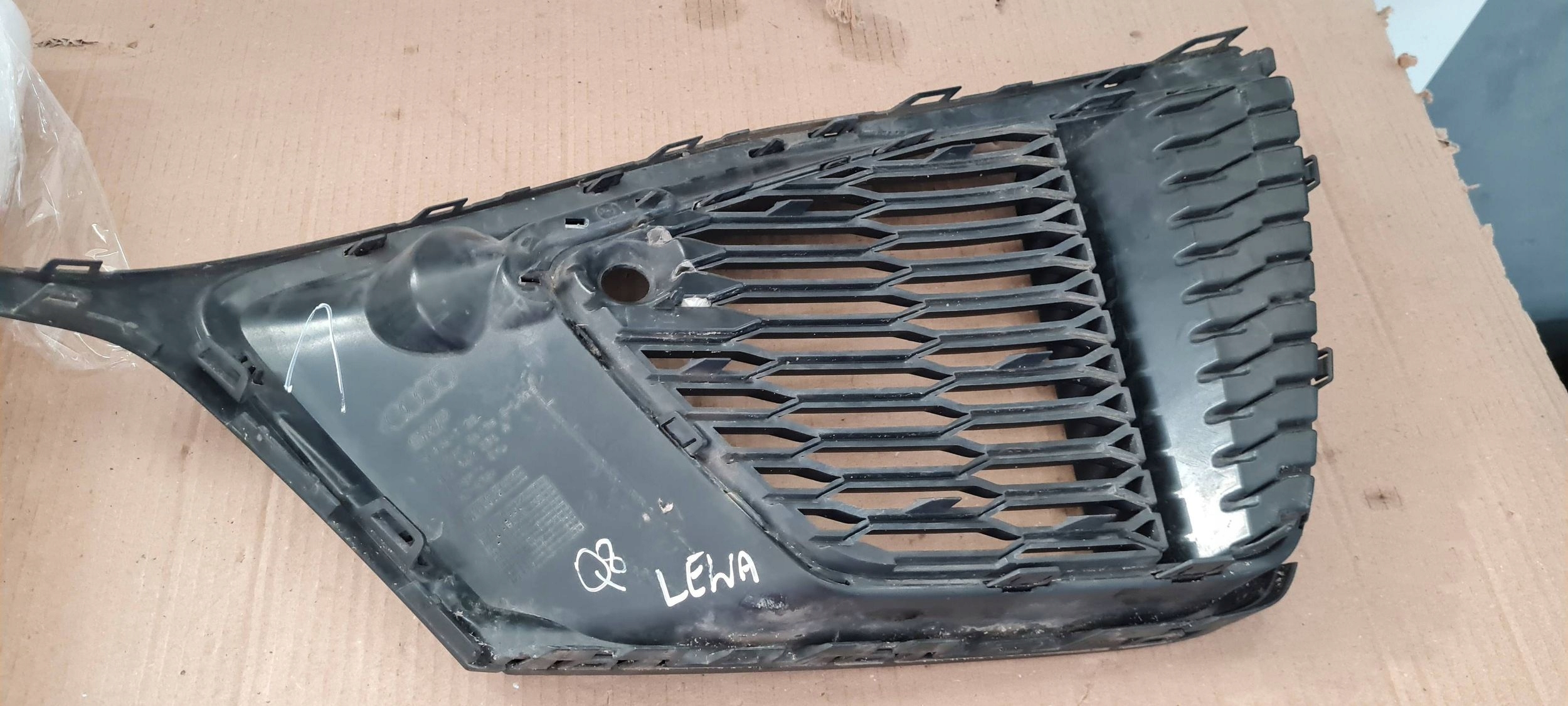 SQ8 4M Q8 grid of a bumper left left front SLINE 4M8807681A