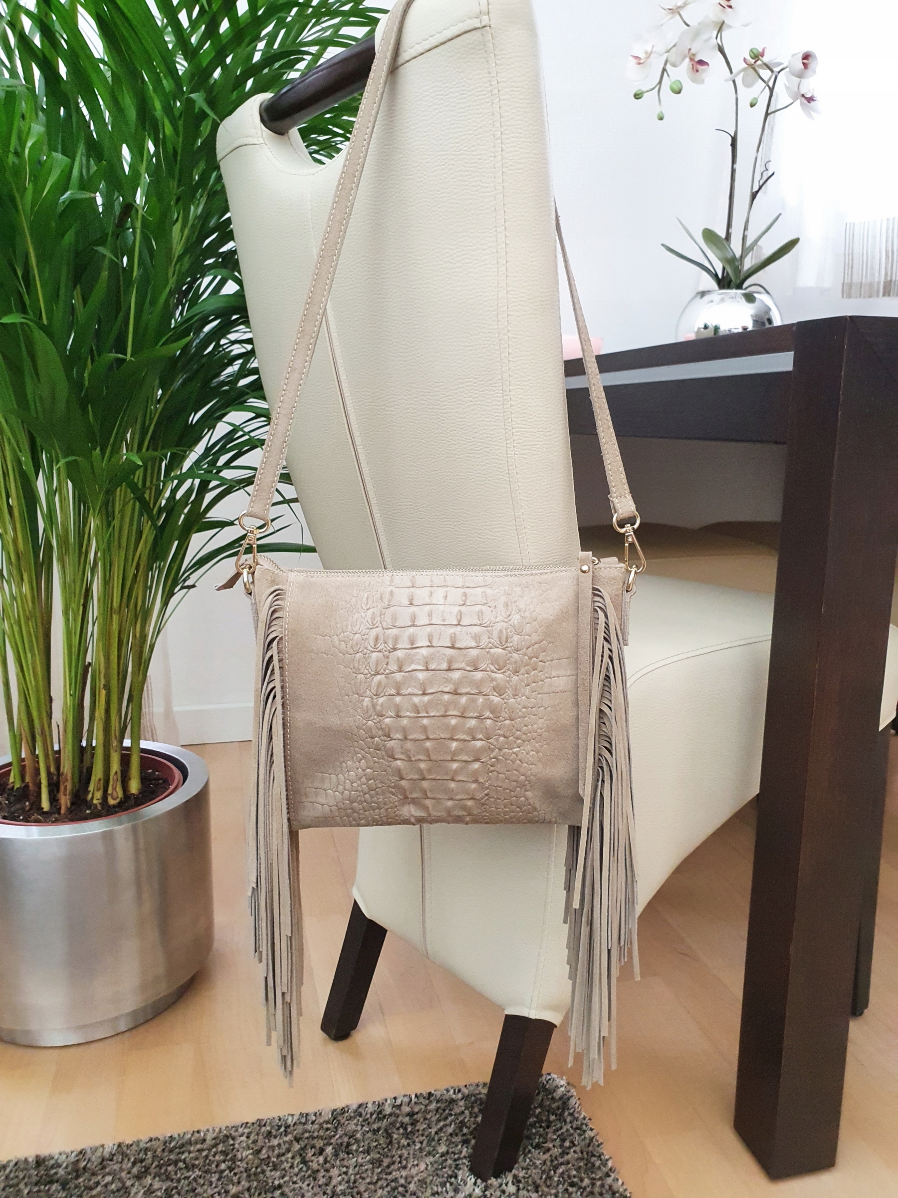 VERA PELLE torebka zamszowa listonoszka boho z frędzlami i paskiem BEŻOWA Marka inna