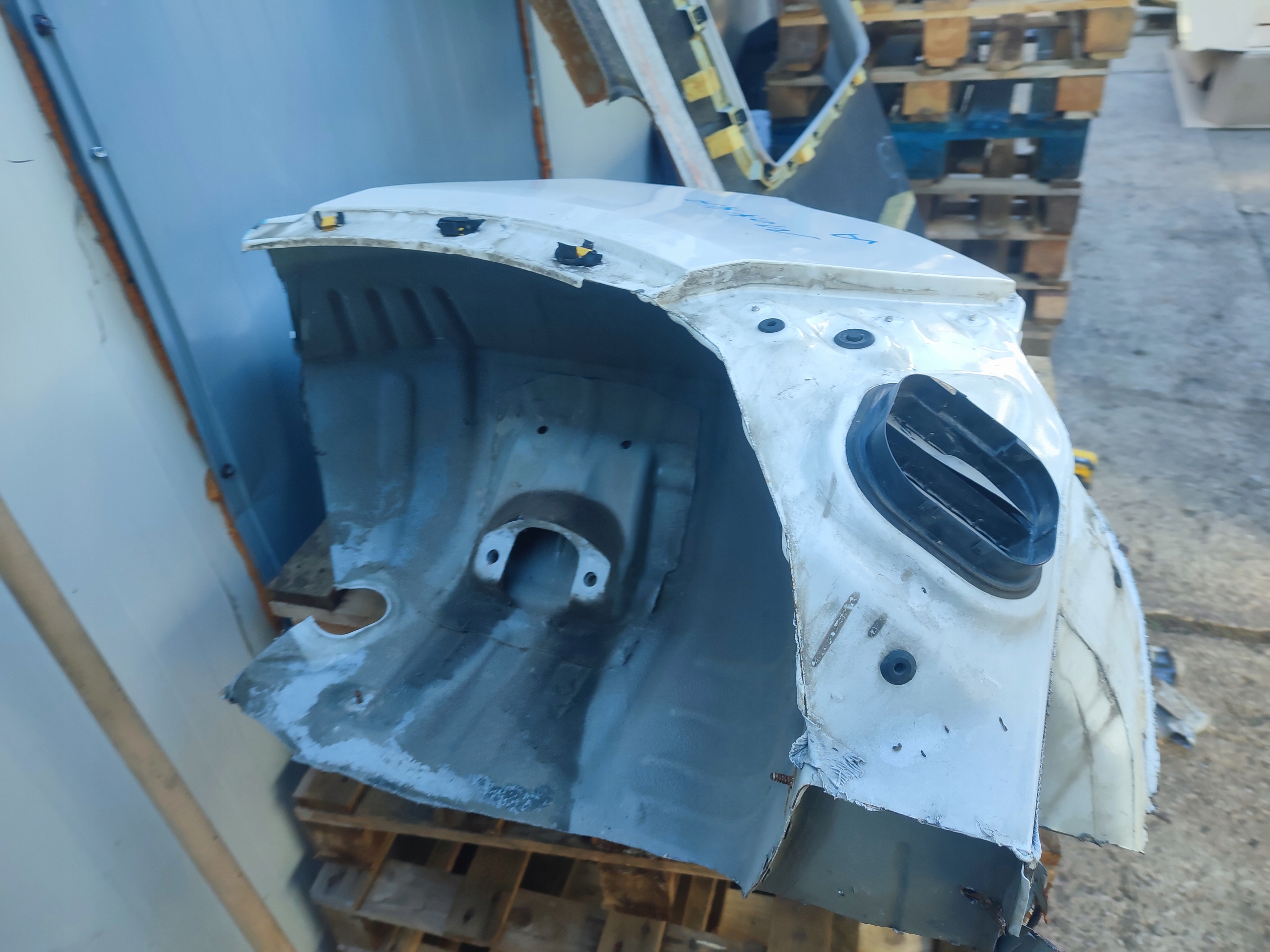 left rear quarter left rear part Opel Mokka A and biala