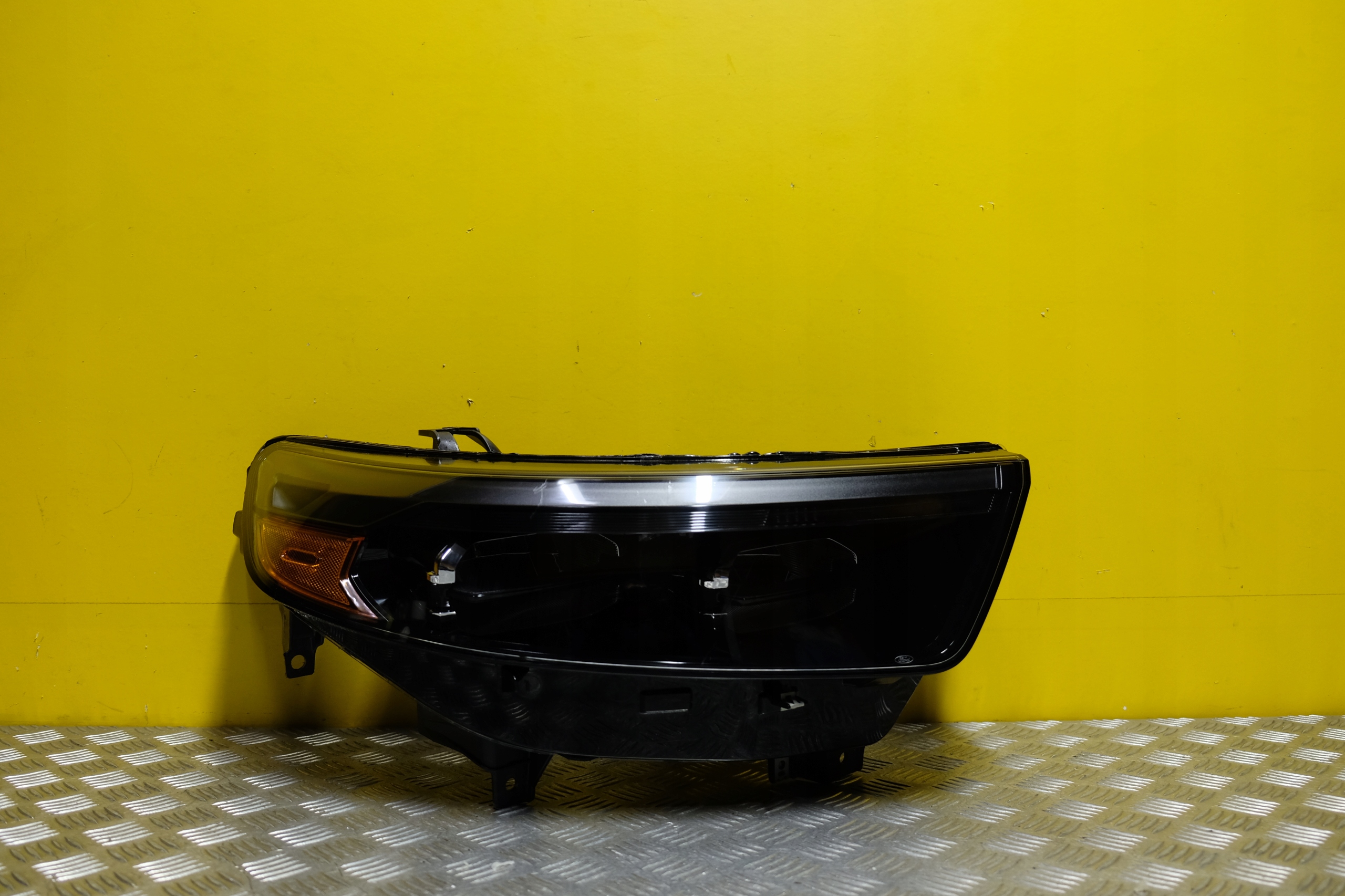 FORD EXPLORER 2020- REFLEKTOR LAMPA POLMID LED CIEMNA R USA