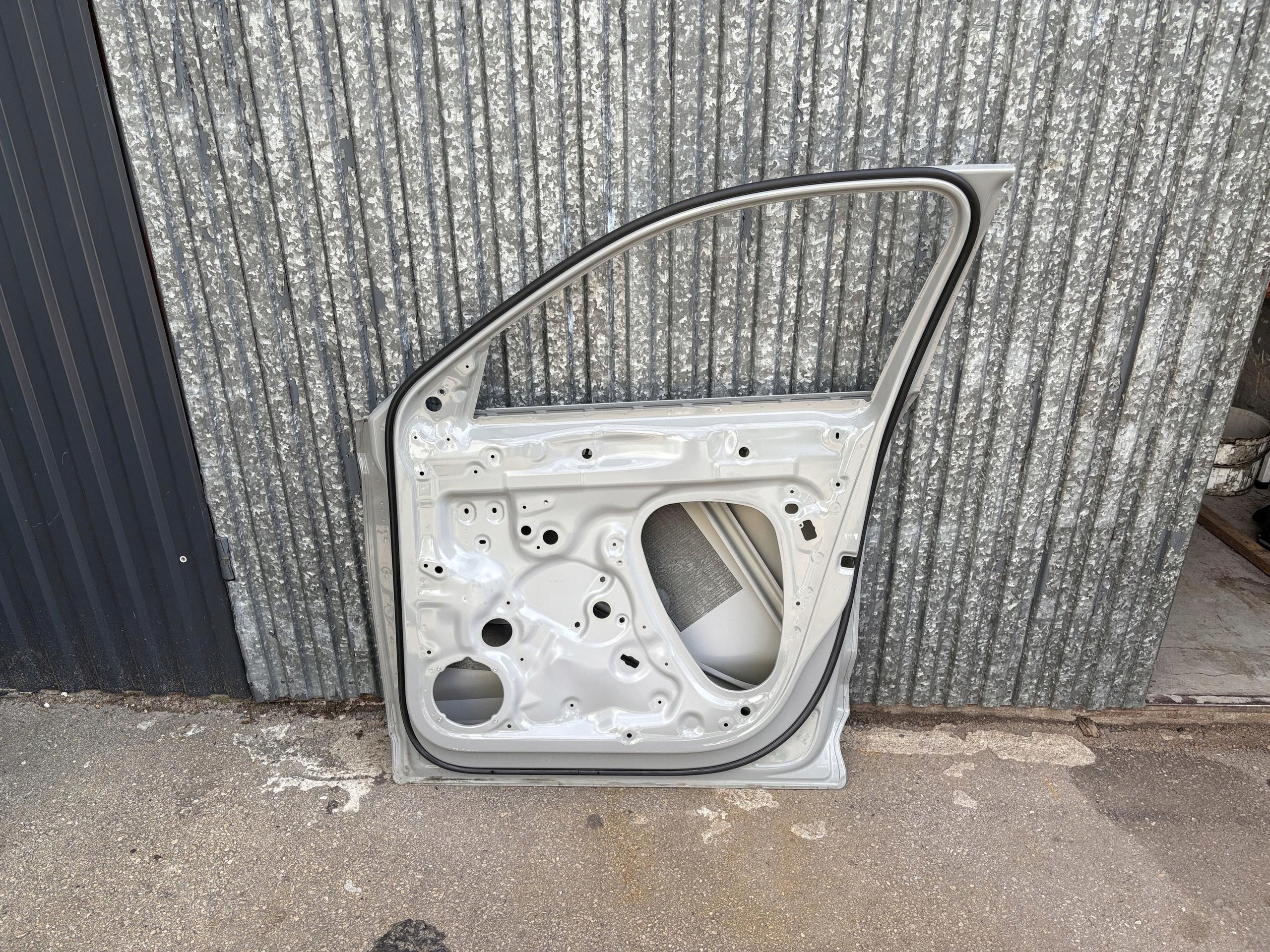 SKODA KODIAQ 565 DRZWI PRAWY PRZÓD 565831312 Kolor szary