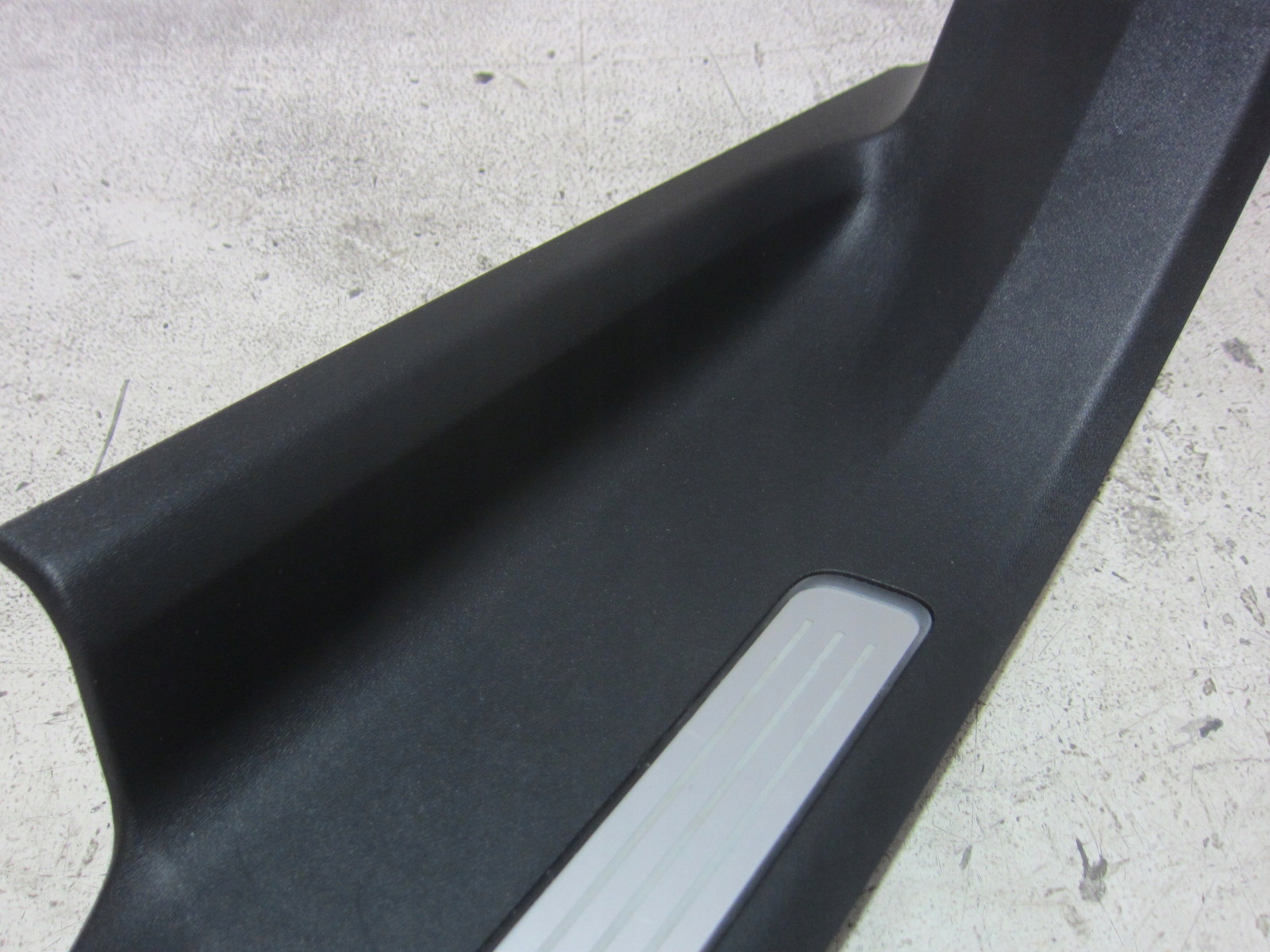 VOLVO XC90 II XC 90 left rear moulding threshold cap cover 31363747