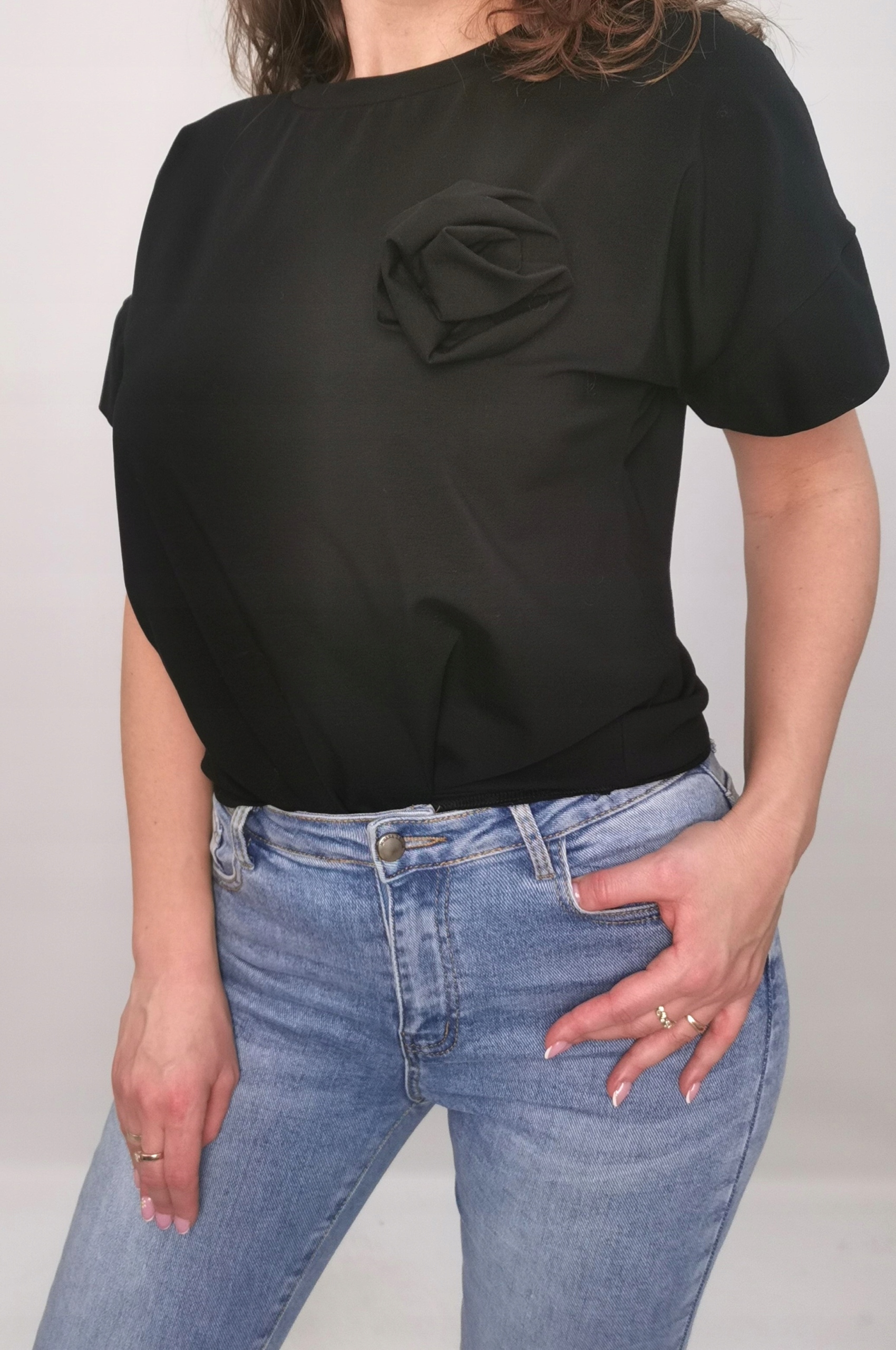 Damski T-shirt z kwiatem czarny rękaw krótki roz. S/M