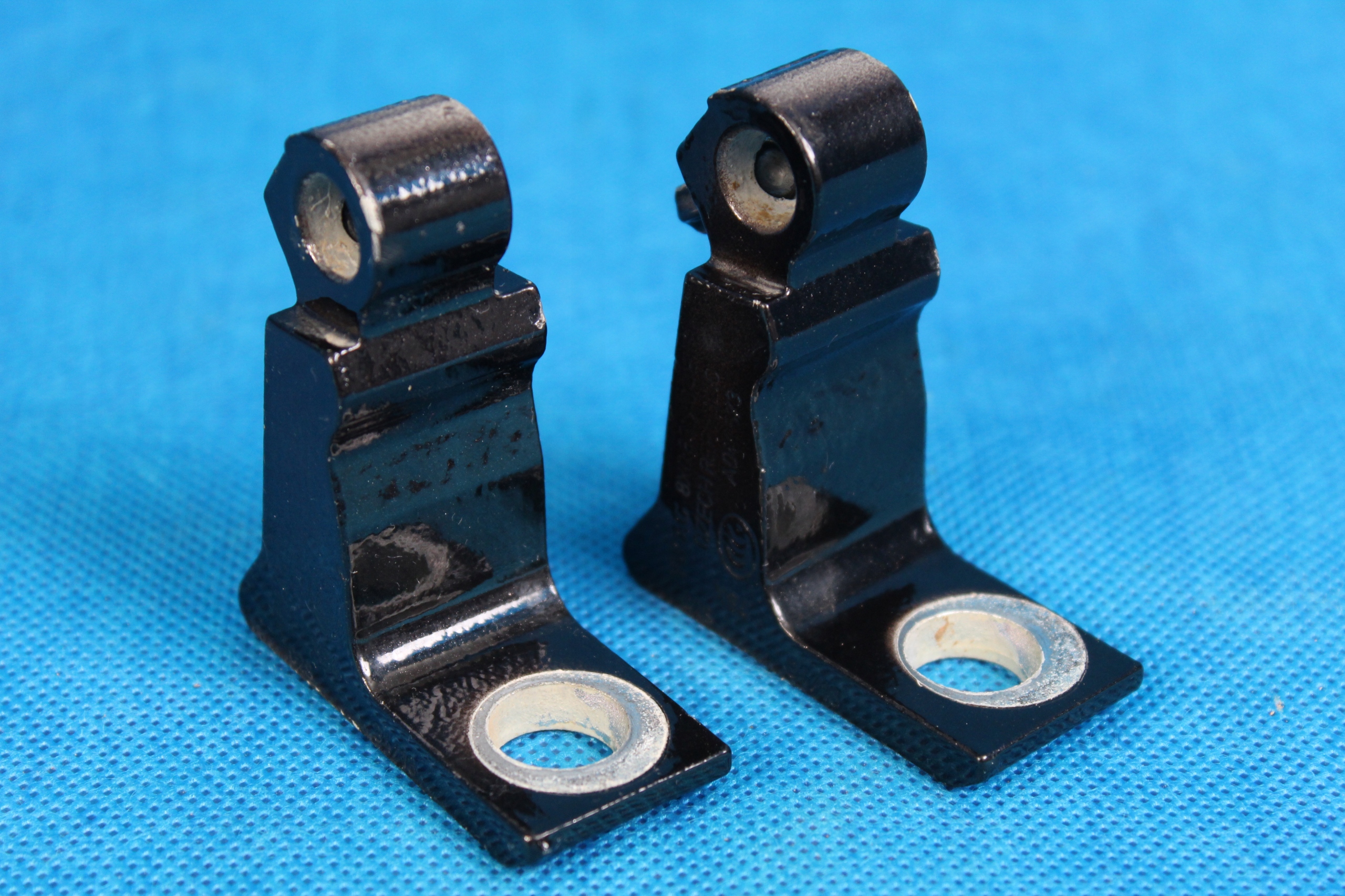 SKODA KAROQ ДВЕРНЫЕ ПЕТЛИ ЗАДНИЙ ПРАВЫЙ 8X0831404E 18R