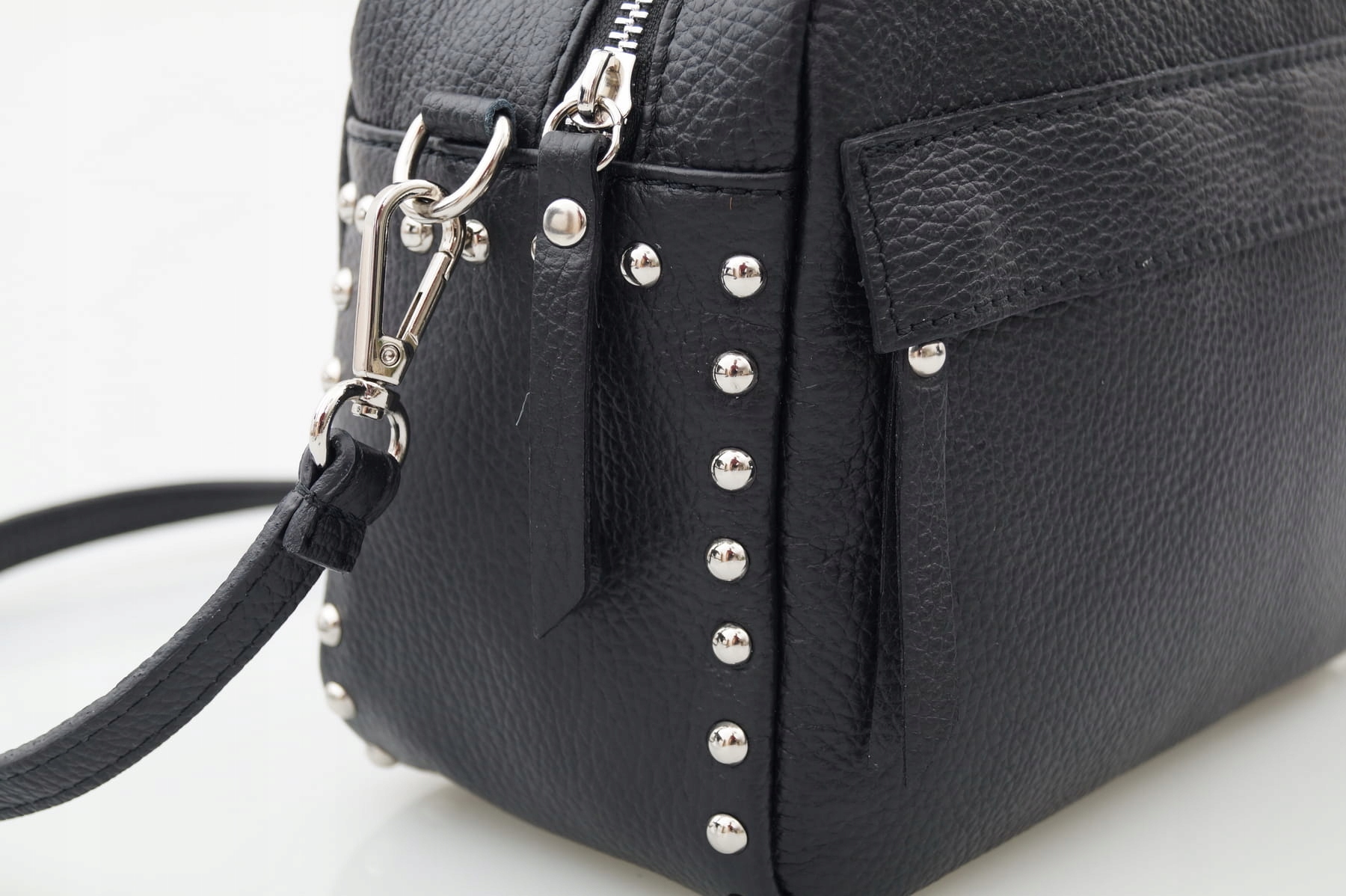 VERA PELLE torebka skórzana listonoszka kuferek z ćwiekami KREMOWA Wzór dominujący inny wzór