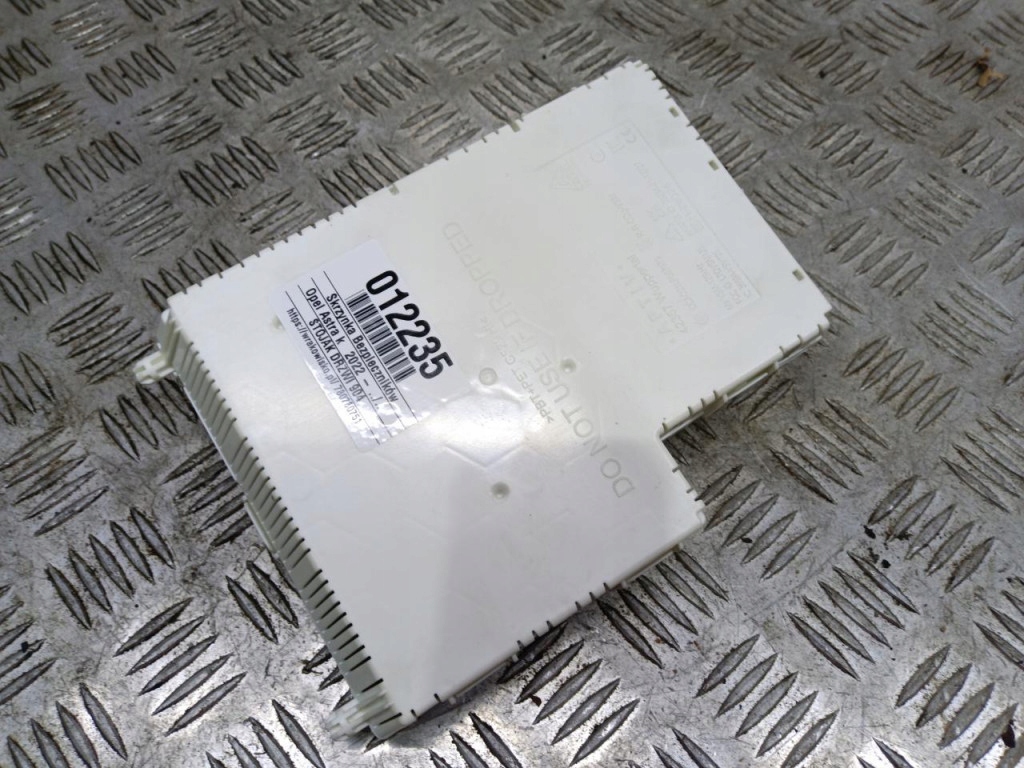 OPEL ASTRA L SKRZYNKA BEZPIECZNIKÓW 9851622580