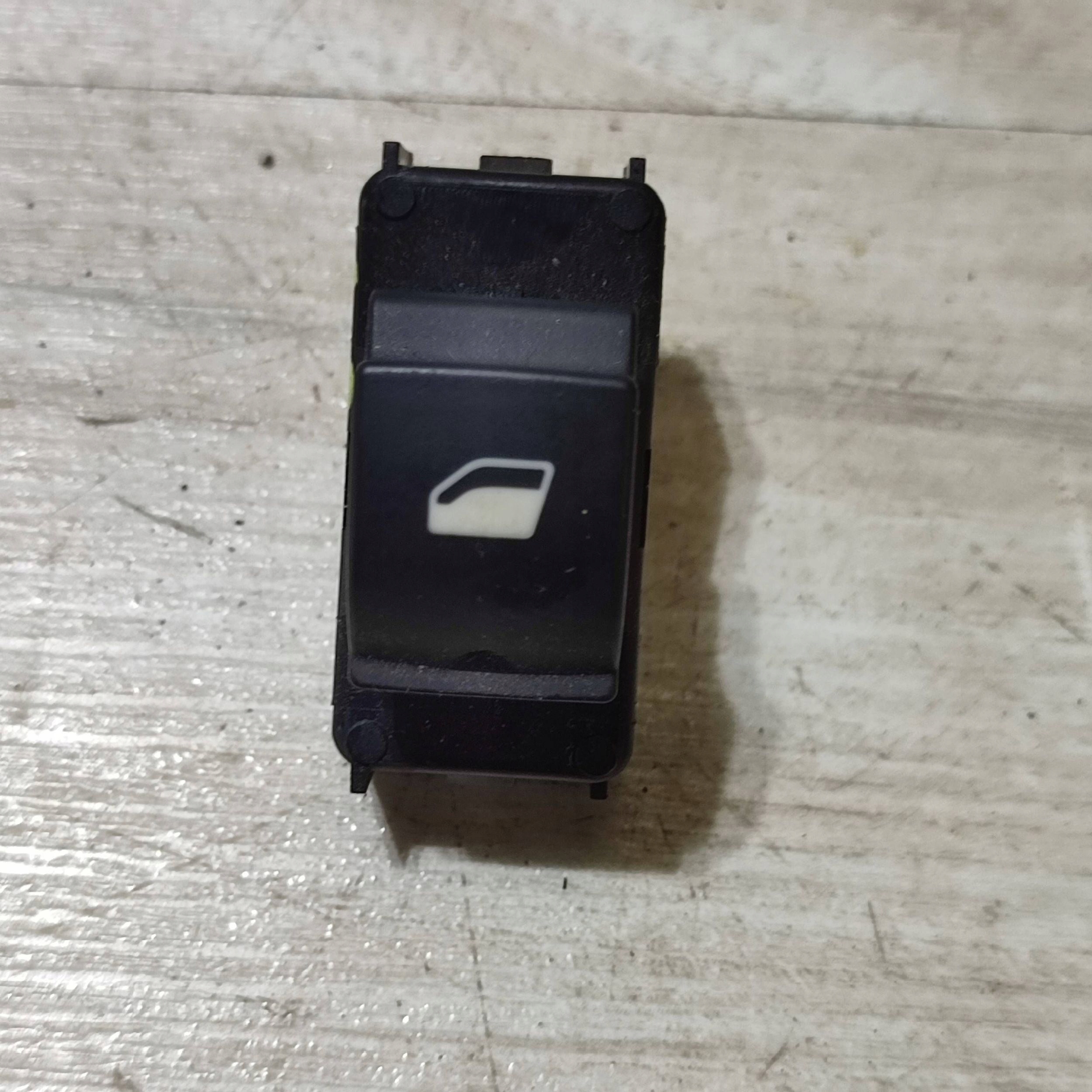 switch windows uchylnej rear part side left Opel Corsa F
