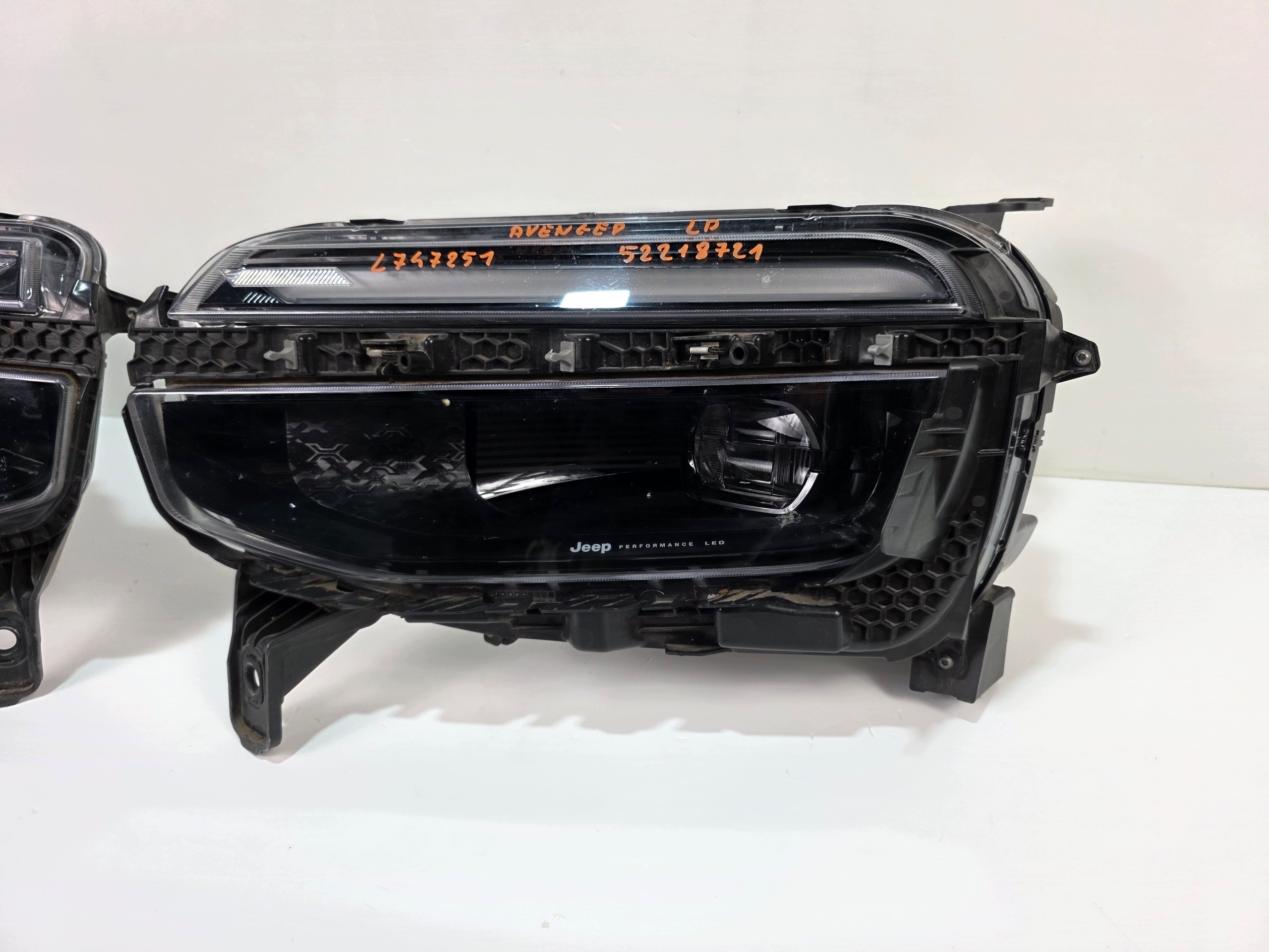 lights front FULL LED JEEP AVENGER L747251 L747250