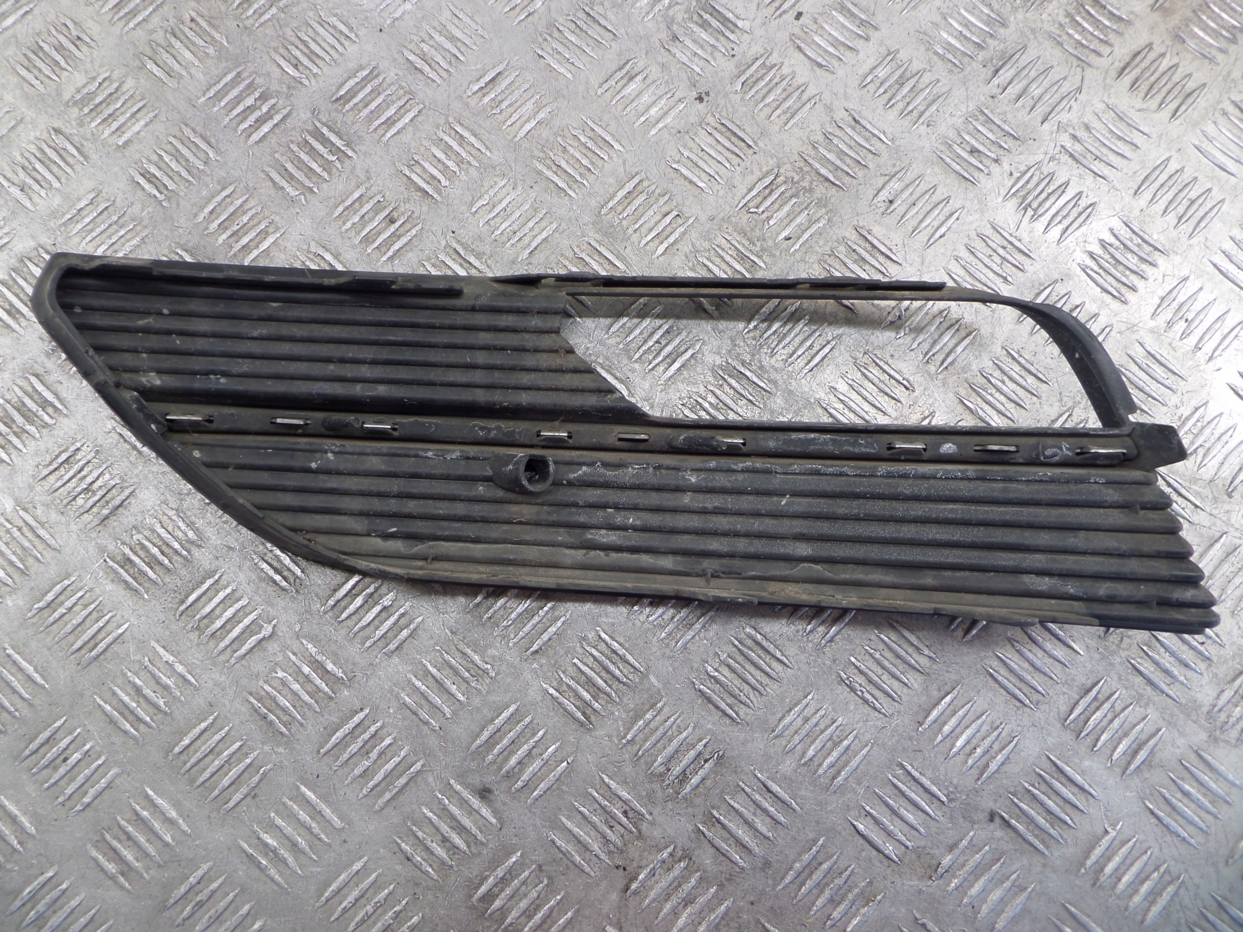 grid of a bumper front right 8V3807682A AUDI A3 8V