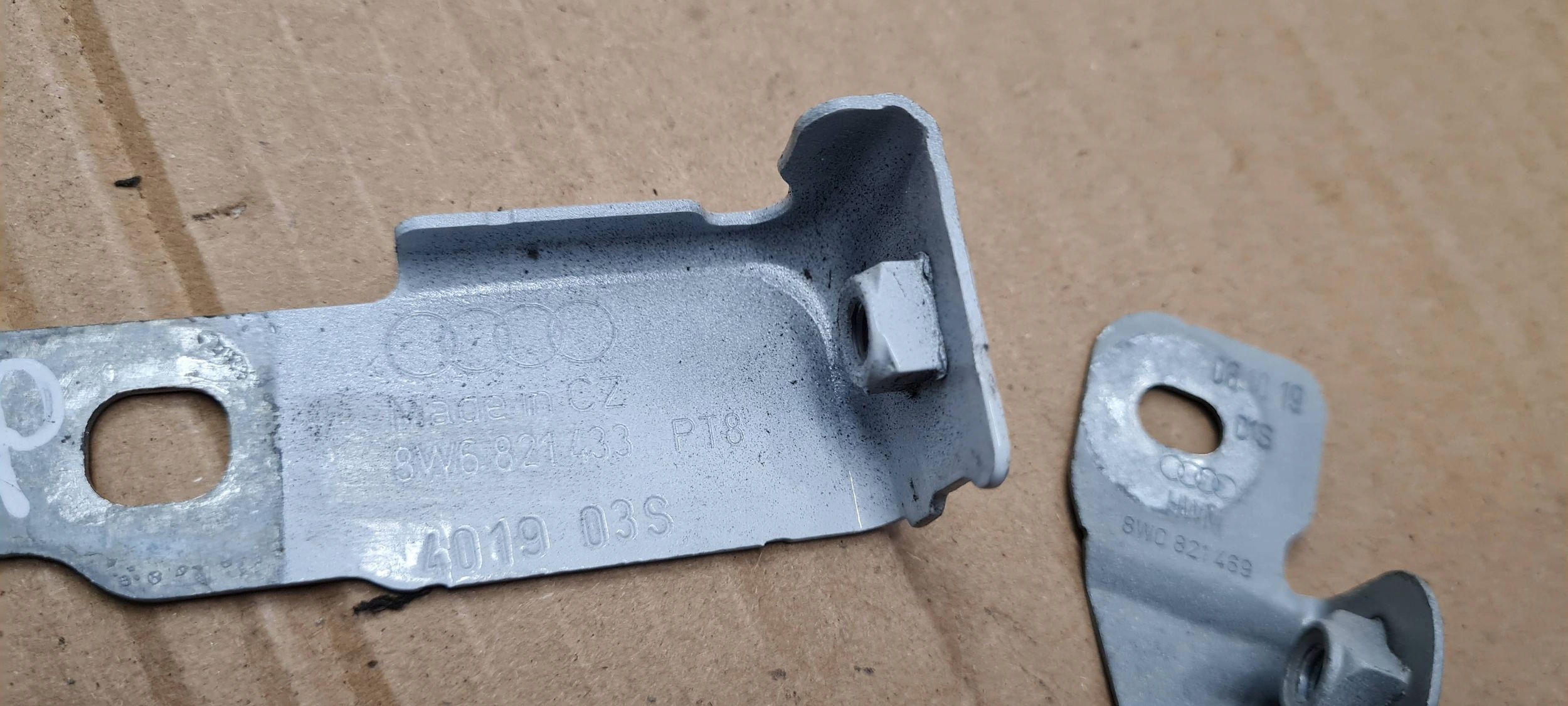 A5 8W S5 bracket holder of a fender hook left front LS9R 8W6821433