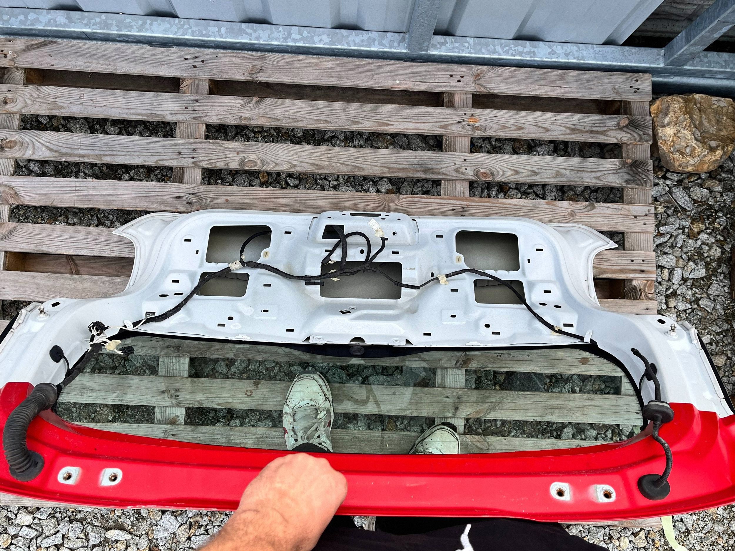 kapota kufru okno CITROEN C3 16- 9812299680 @M